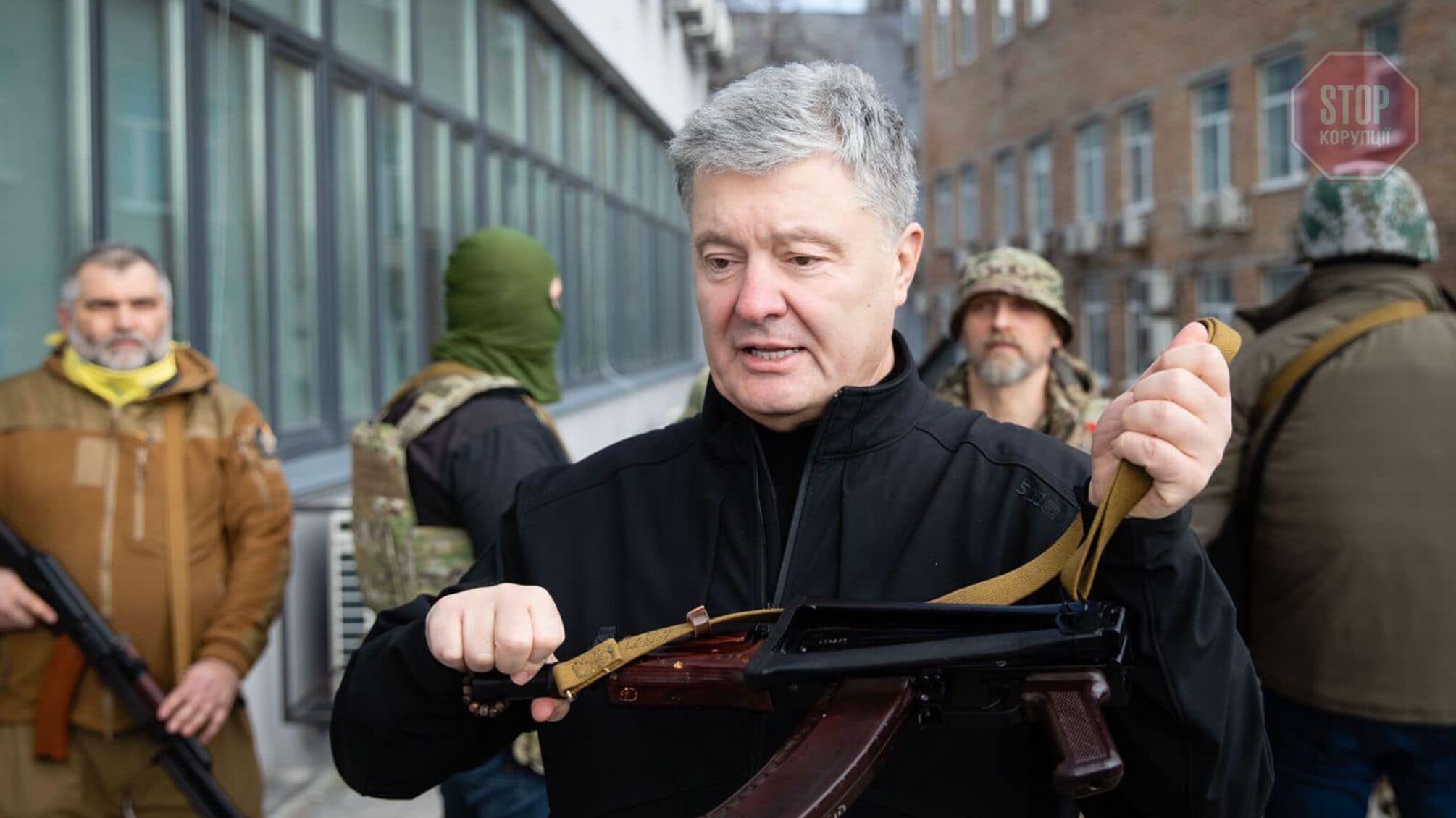 Порошенко с автоматом