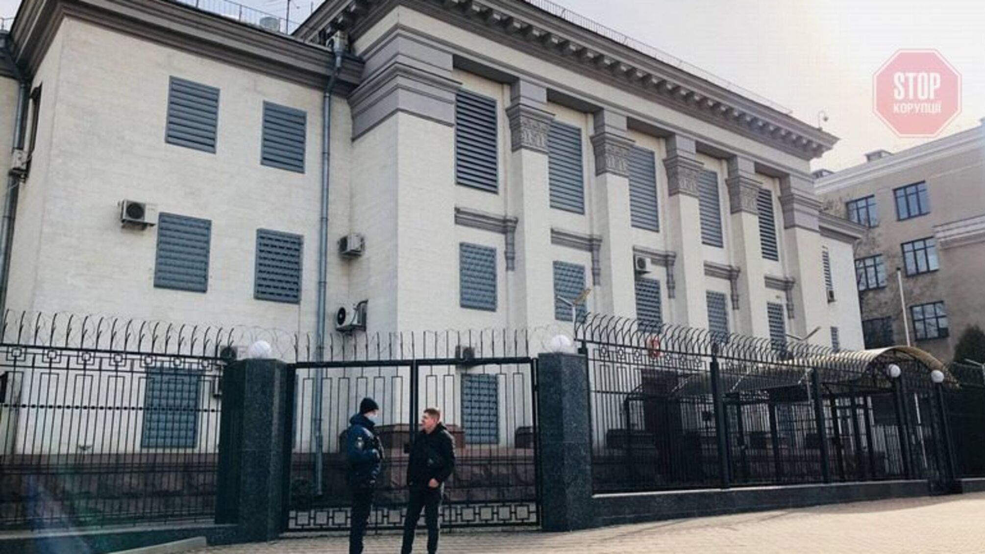 Росія розпочала евакуацію своїх дипломатів з України