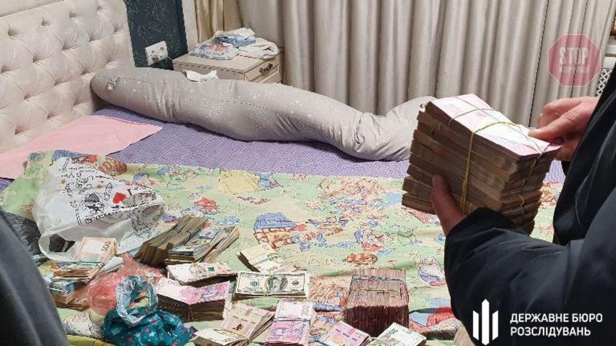 У Сумах ДБР вилучило 'чорну касу' посадовців на 3,5 млн гривень