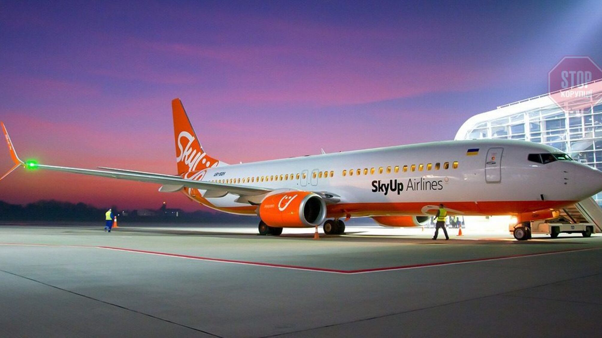 Самолет SkyUp из Португалии не смог зайти в небо Украины: около 200 пассажиров ожидают автобусы