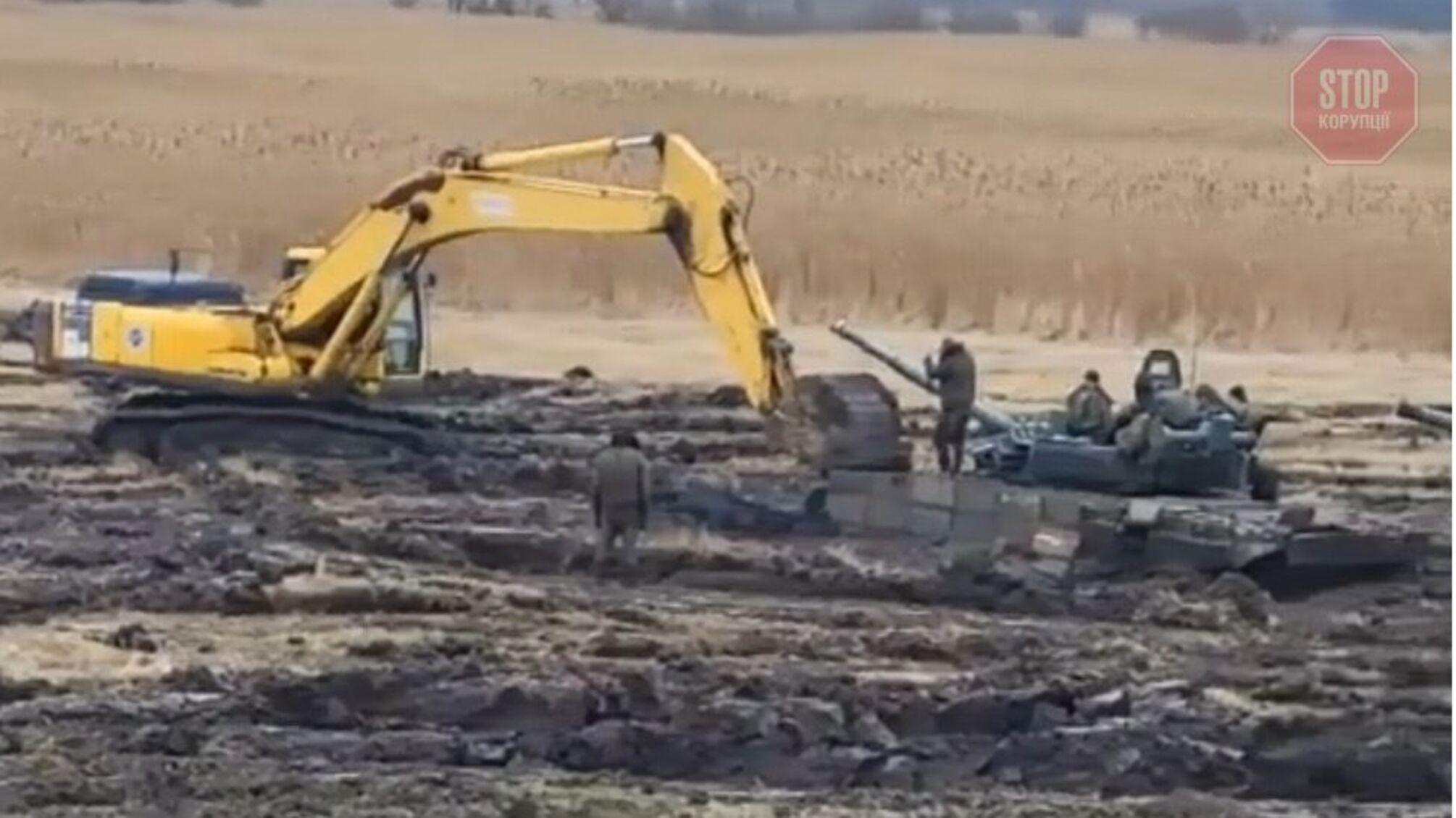 'Трохи недоїхали': під Ростовом танки РФ застрягли у багнюці