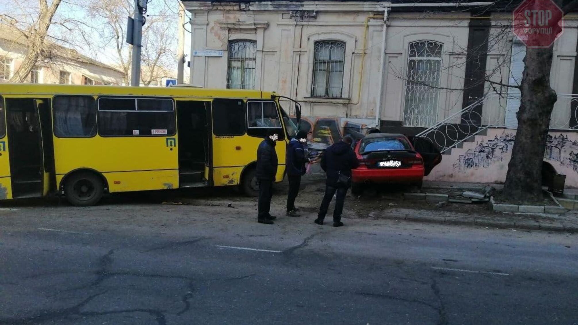 В Херсоне произошло ДТП с маршруткой, есть пострадавшие (фото)