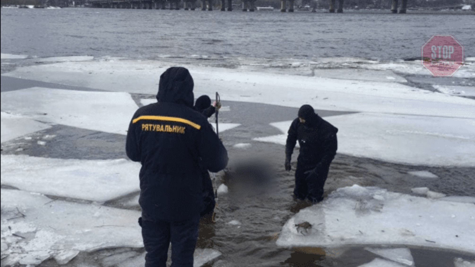 У Києві втопився чоловік, його тіло дістали водолази (фото)