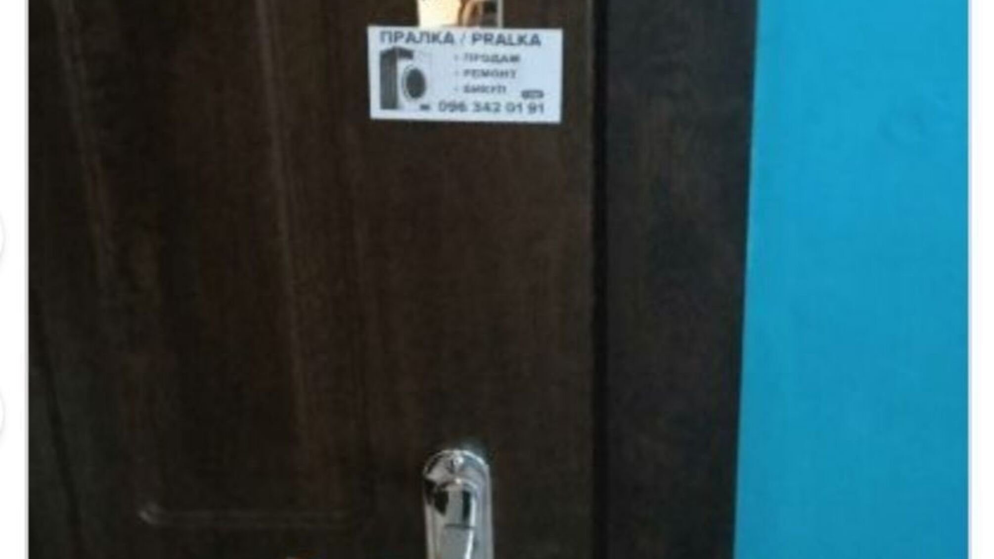 Українців просять знімати листівки, які лишають на дверях квартир та будинків