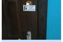 Українців просять знімати листівки, які лишають на дверях квартир та будинків