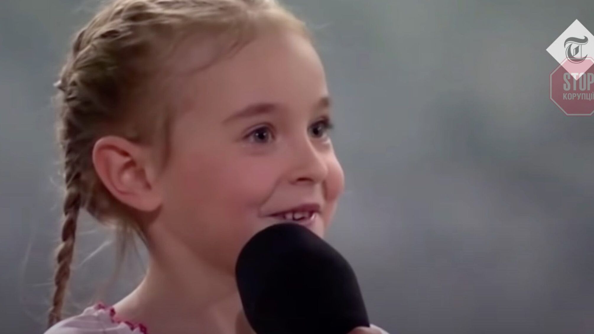 Маленькая Амелия из киевского бомбоубежища спела гимн Украины на арене в Лодзи