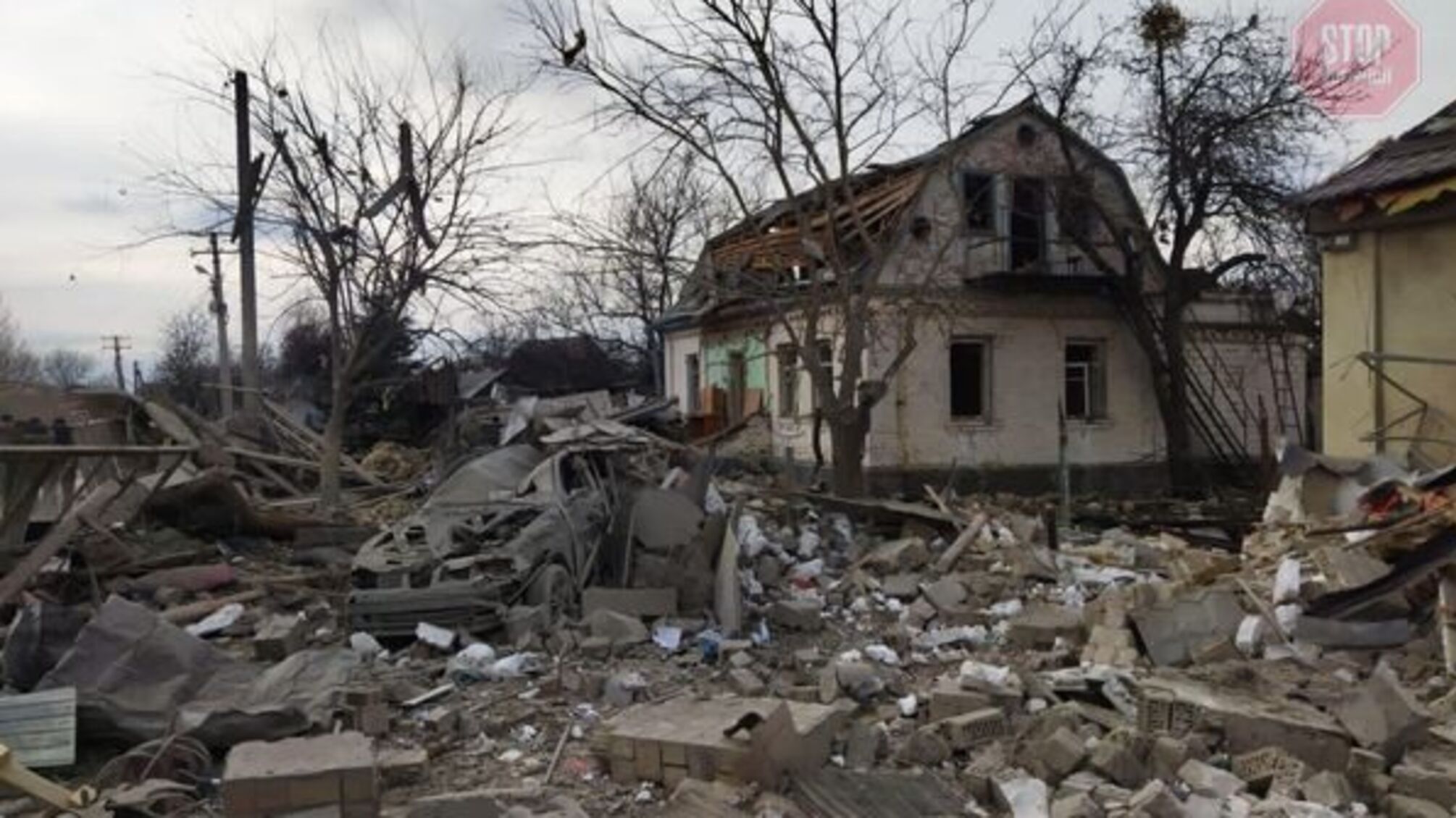 На Киевщине россияне нанесли авиаудар по частным домам, среди погибших есть дети
