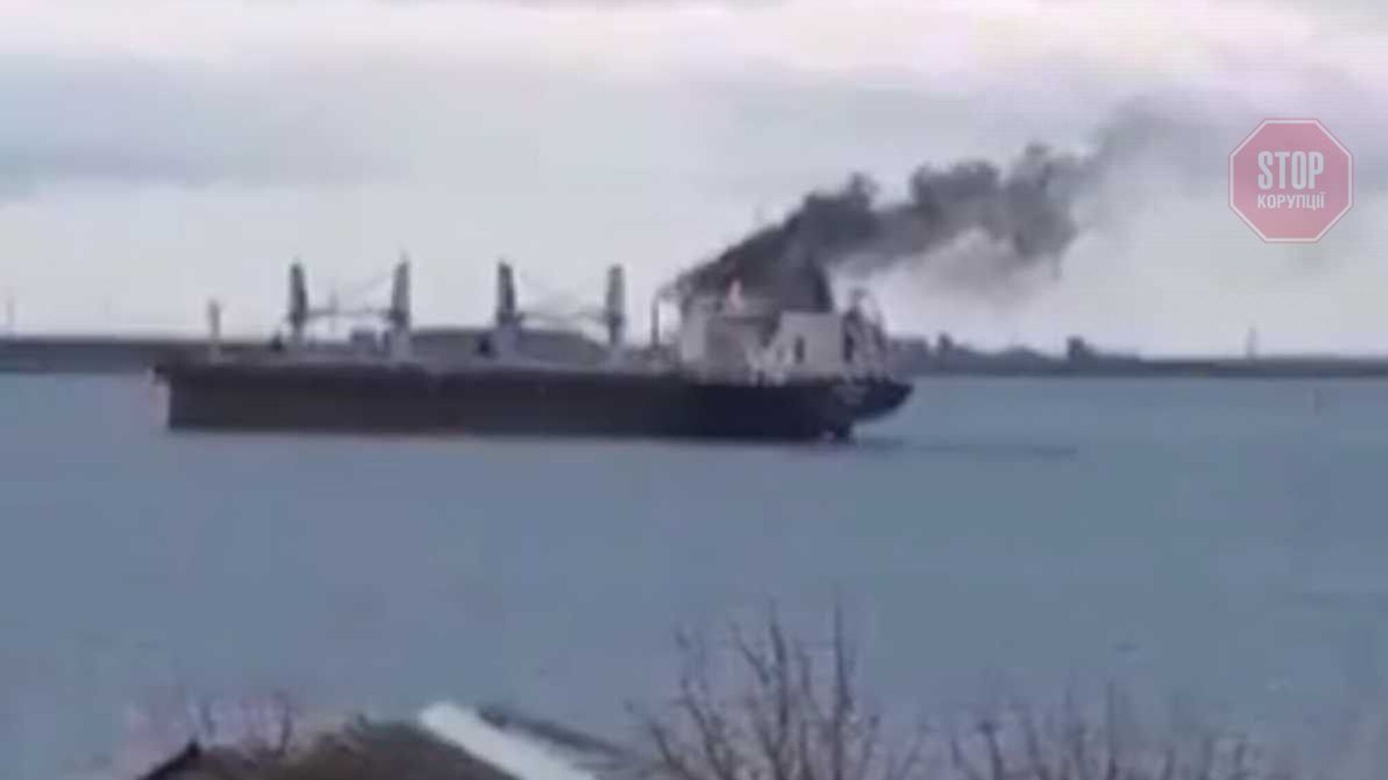 Російський корабель випустив ракети в цивільне судно (відео)