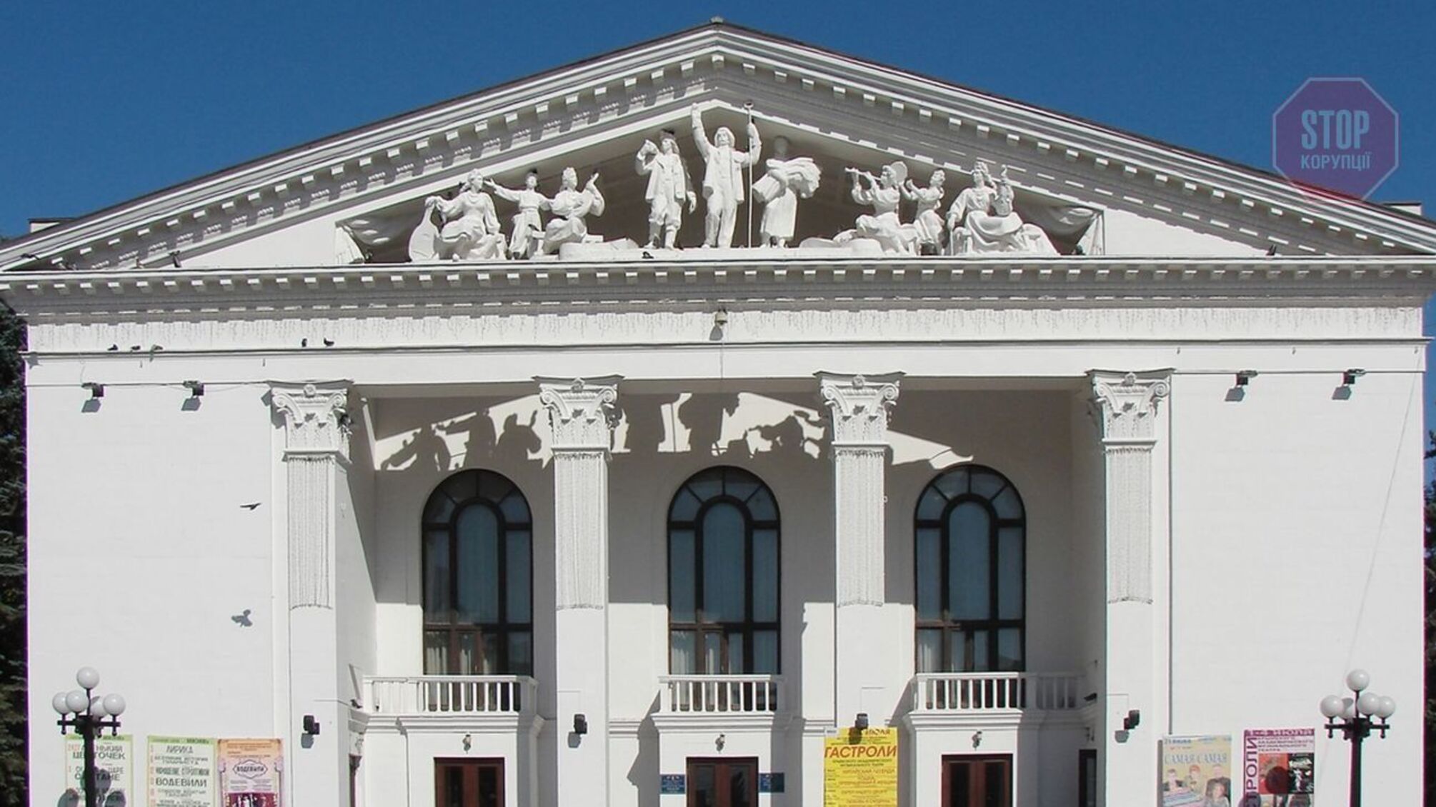 «Люди выходят живыми!»: в Мариуполе начали разбирать завалы Драматического театра