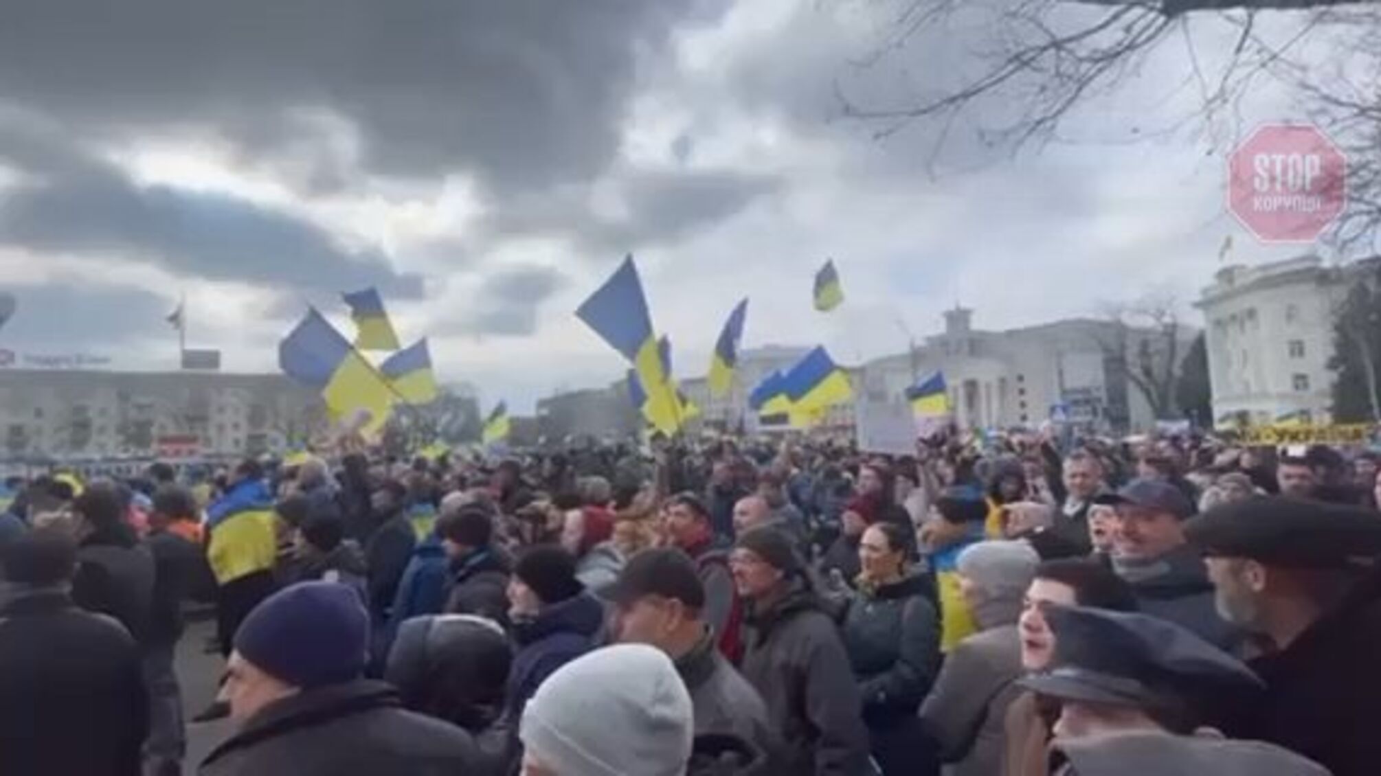 ''Херсон - это Украина!'': горожане вышли на митинг против оккупантов