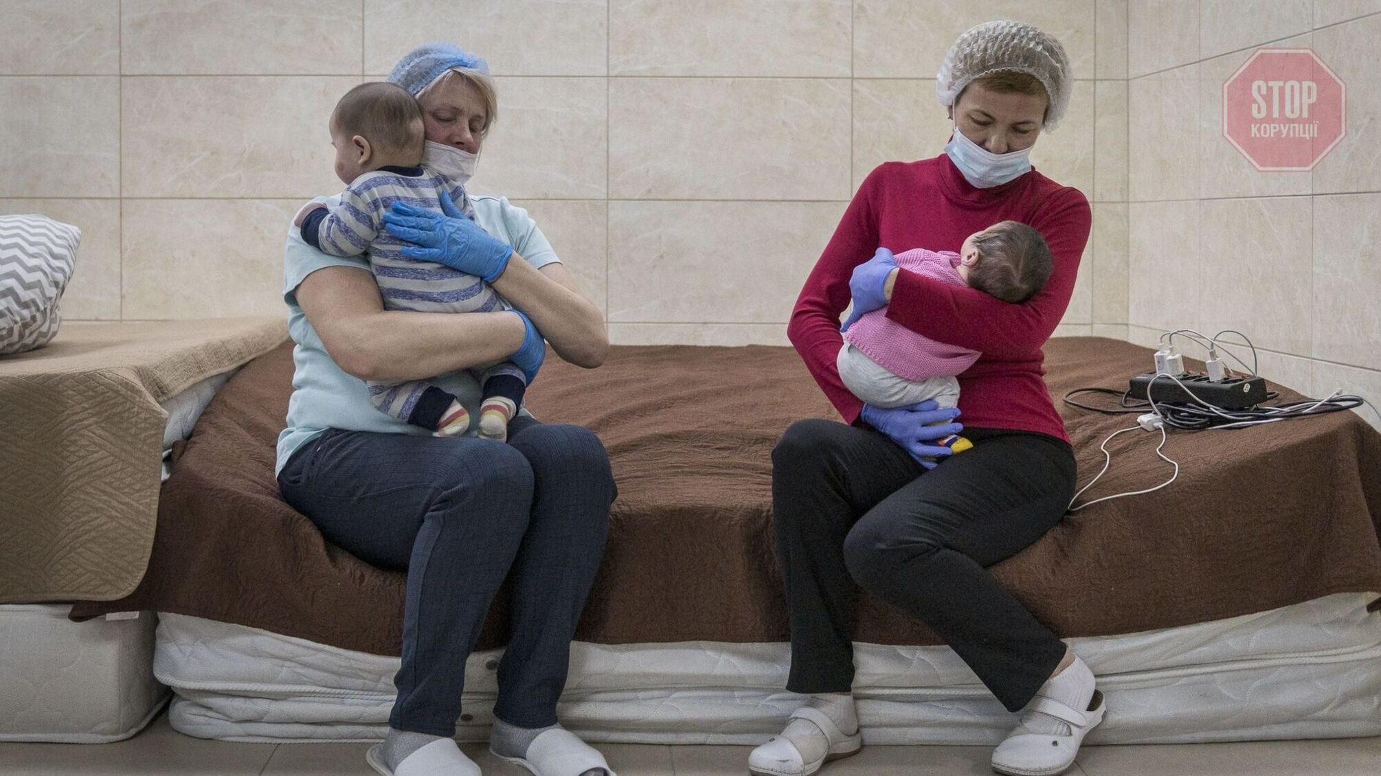 Сурогатне материнство в Україні: американські біобатьки не можуть забрати дітей через війну, - WSJ