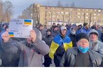 В Мелитополе, где россияне запретили протесты, тысячи украинцев вышли на улицы