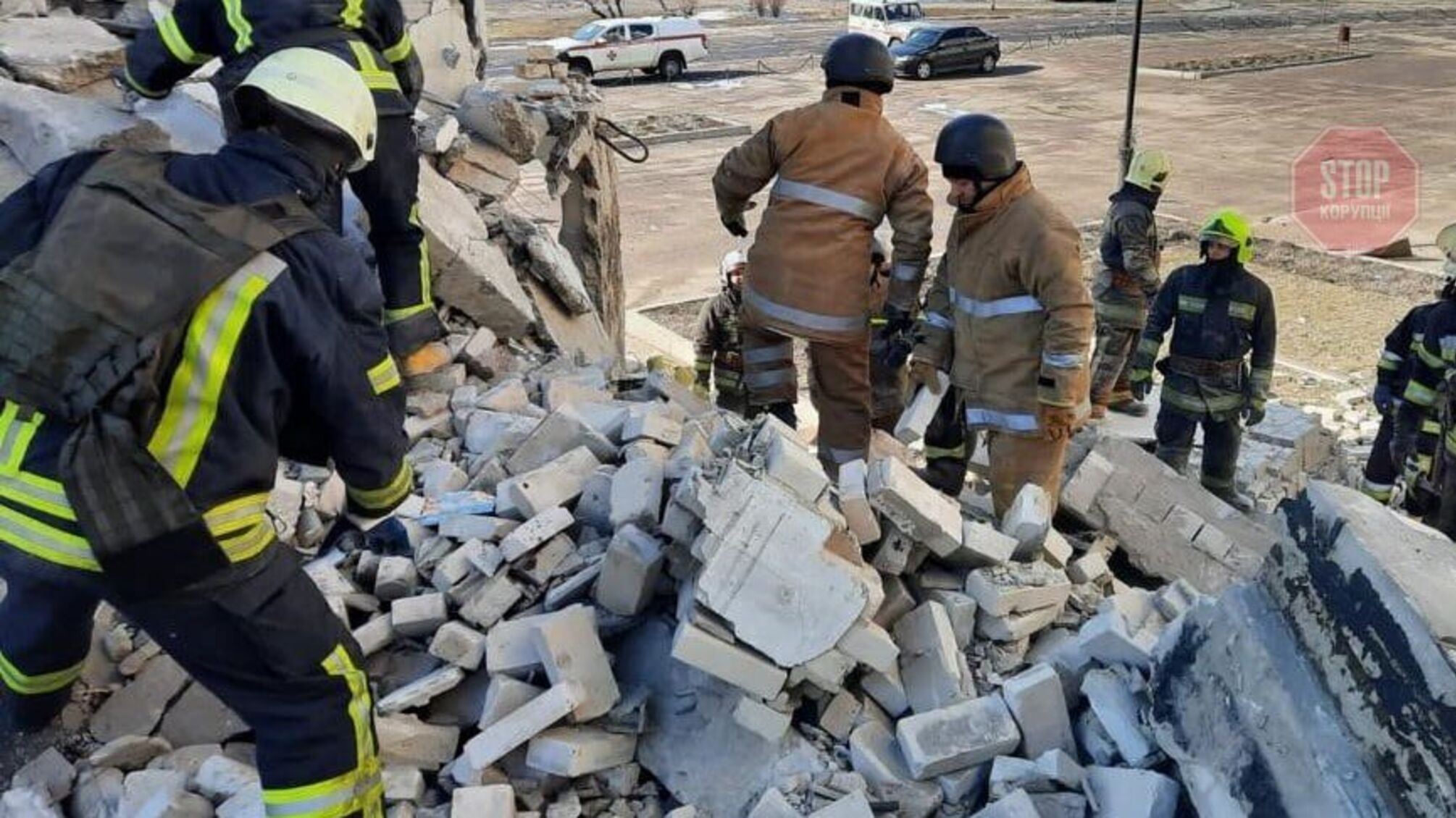 В Харькове россияне обстреляли жилые дома и здание вуза, есть жертвы