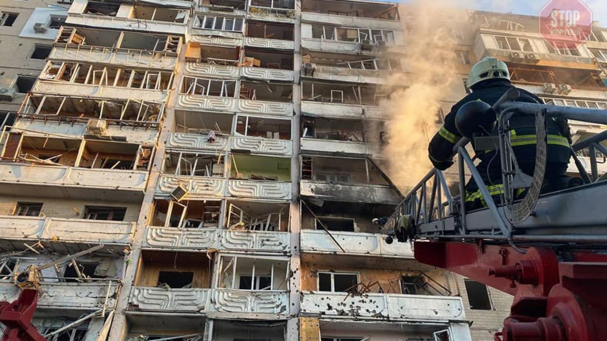 Оккупанты обстреляли жилой дом в Киеве, есть пострадавшие (фото)
