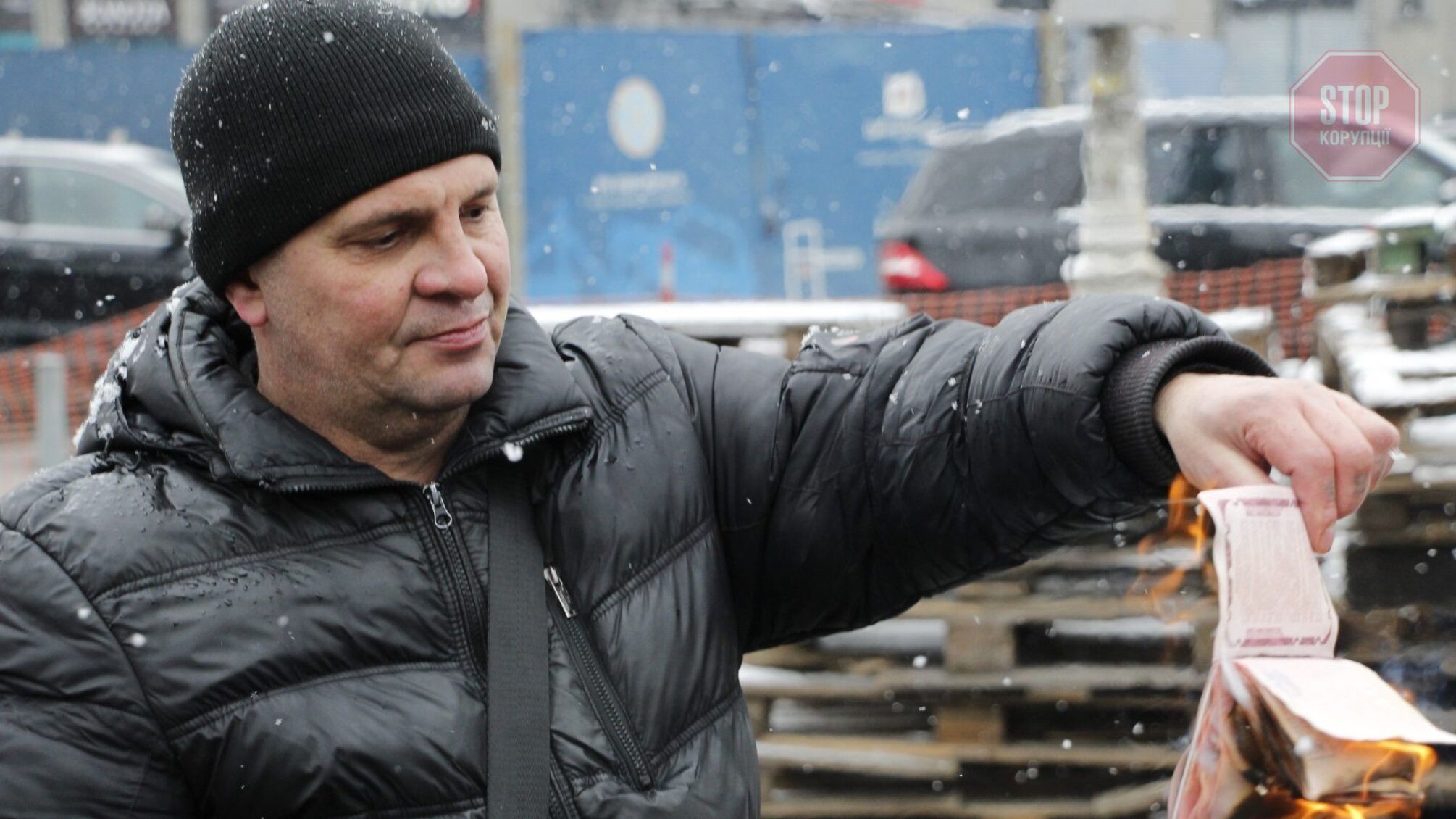 'Путин большое ху*ло': в Днепре гражданин РФ сжег свой российский паспорт