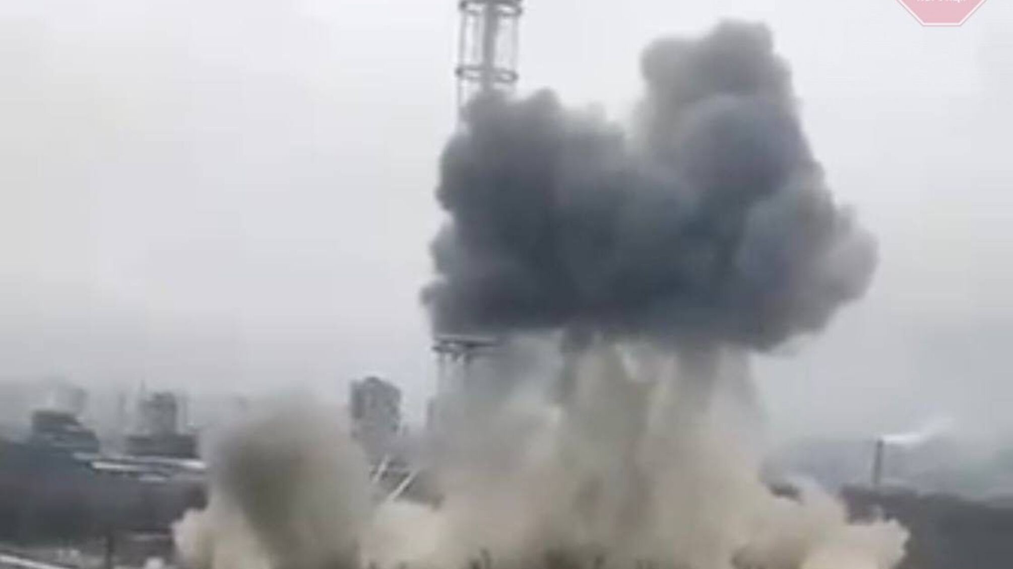 Враг запустил ракеты по Киевской телебашне (видео)