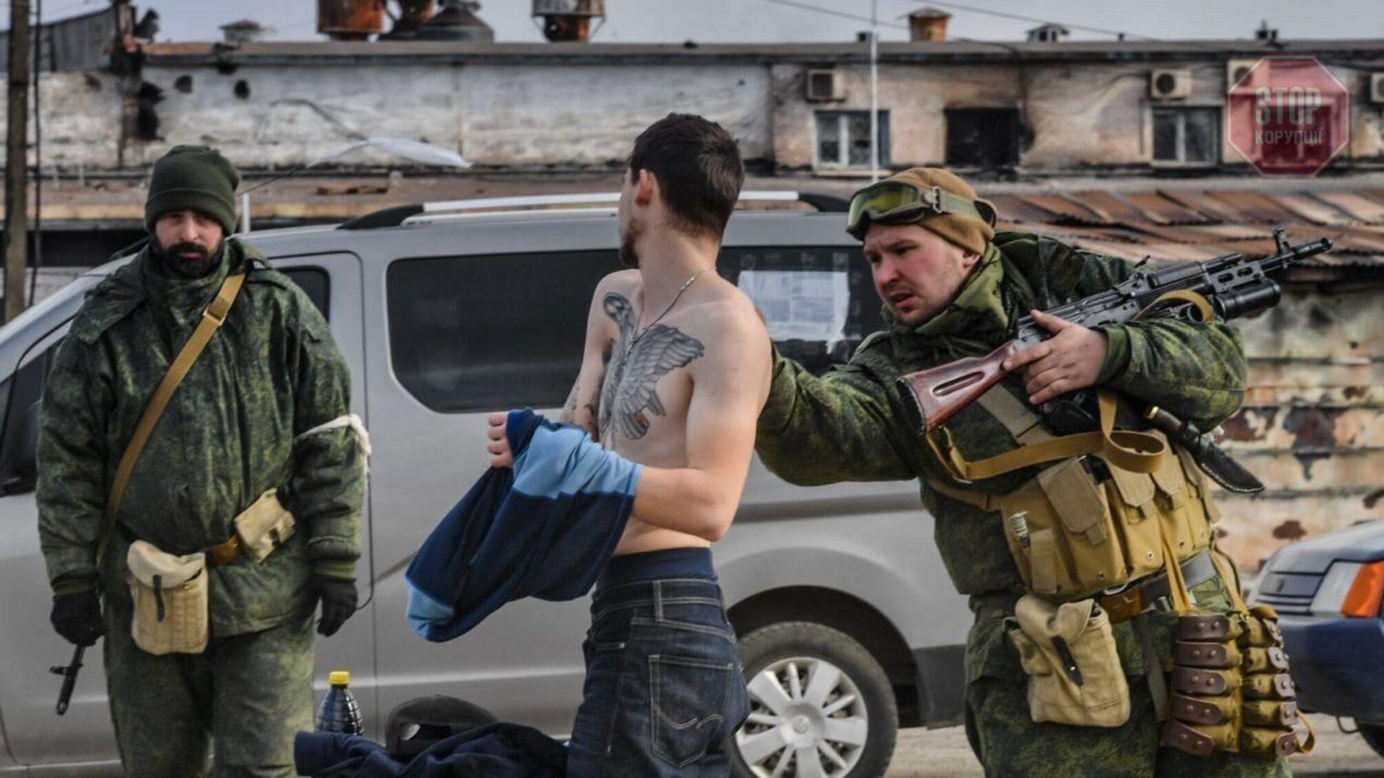 У Маріуполі росіяни вдягають на мешканців білі пов'язки, щоб заплутати ВСУ