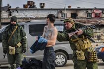 В Мариуполе россияне надевают на жителей белые повязки, чтобы запутать ВСУ