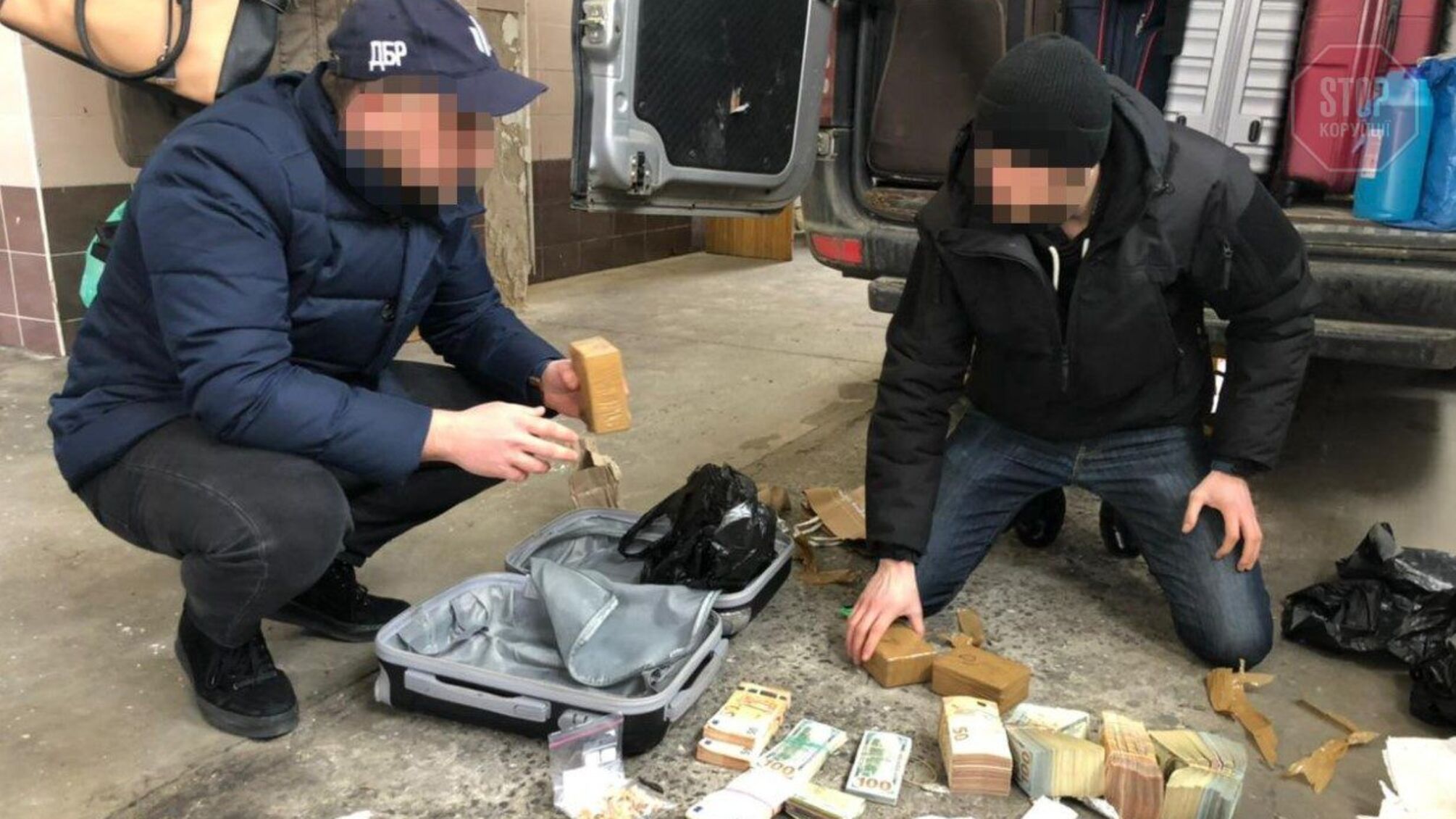 ДБР задержало дипломата, который пытался вывезти 1 миллион долларов (фото)