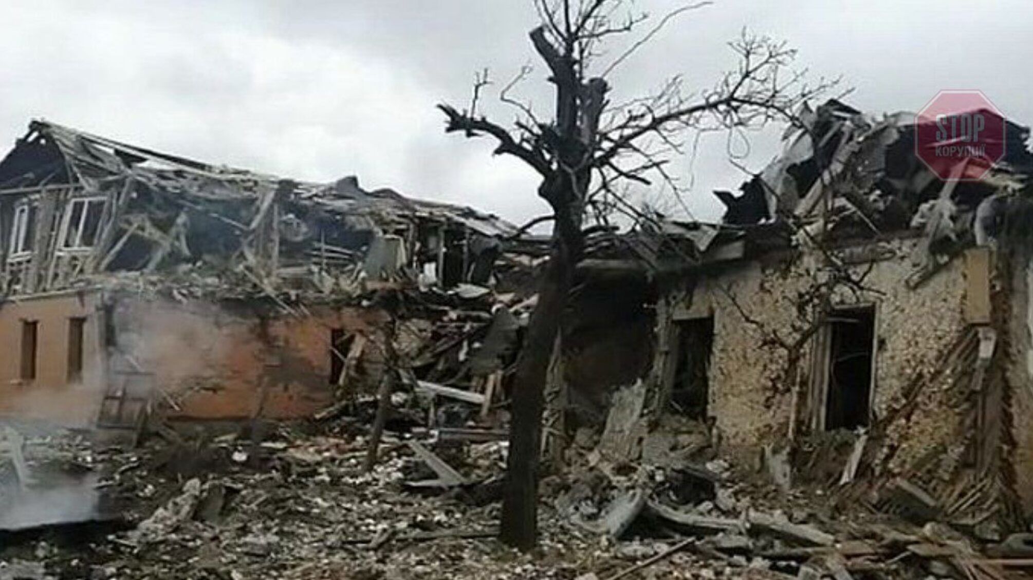 Российские оккупанты снова обстреляли Киев: поврежден торговый центр и частный сектор