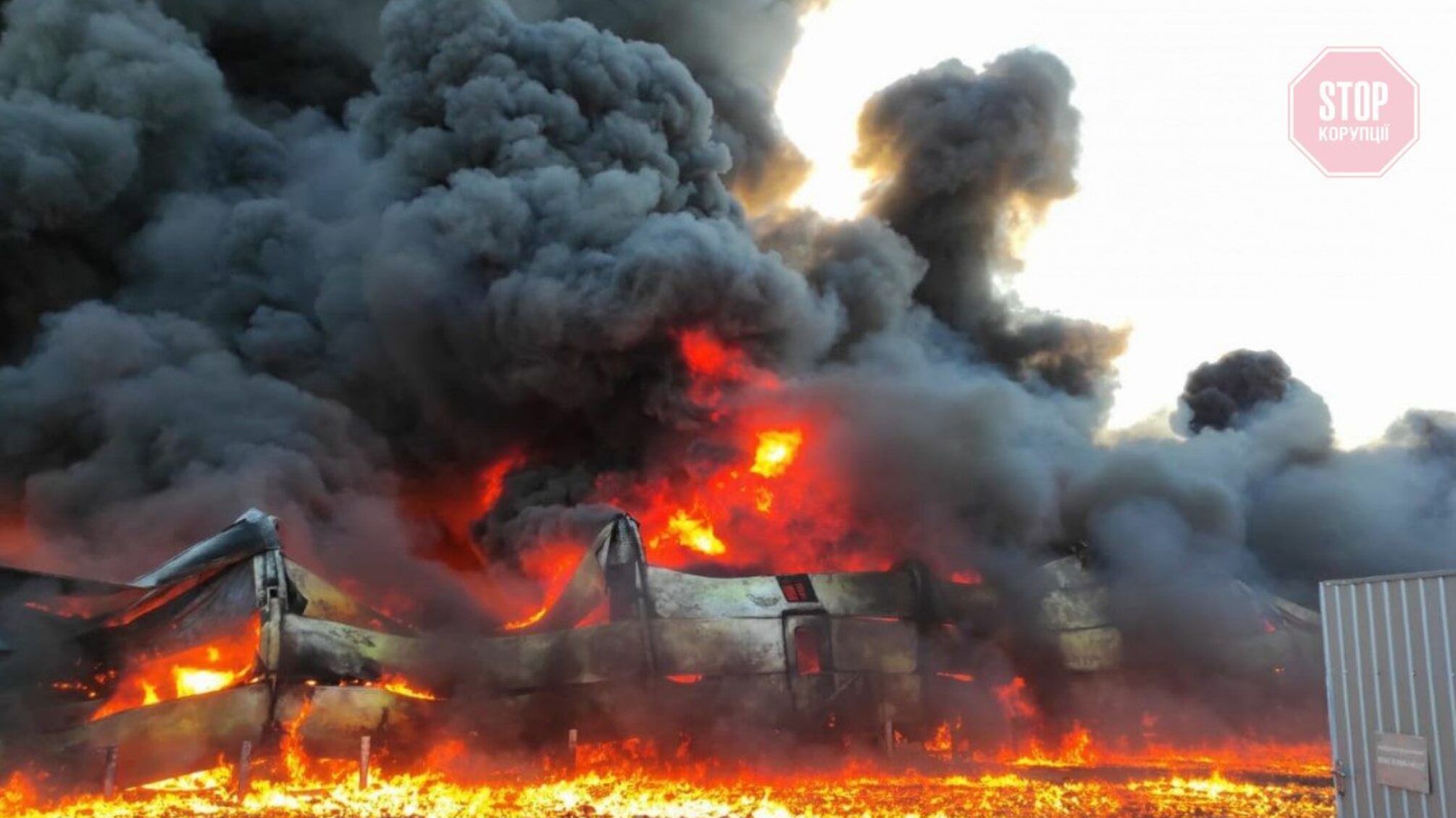 ГСЧС: огромный пожар в Сумах - из-за удара снаряда РФ