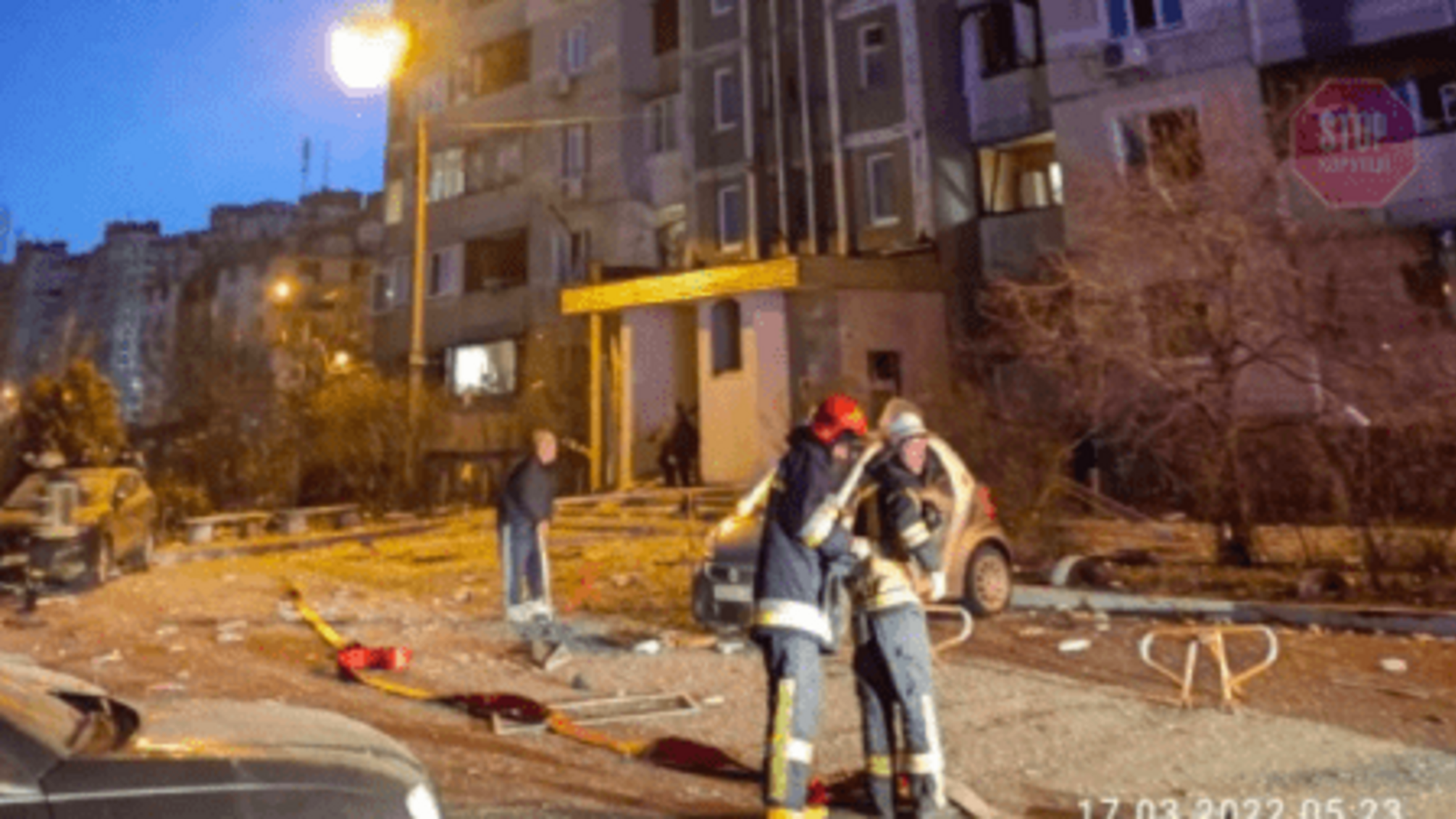 У Києві залишки ракети окупантів впали на багатоповерхівку, є загиблі (фото)