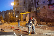 У Києві залишки ракети окупантів впали на багатоповерхівку, є загиблі (фото)