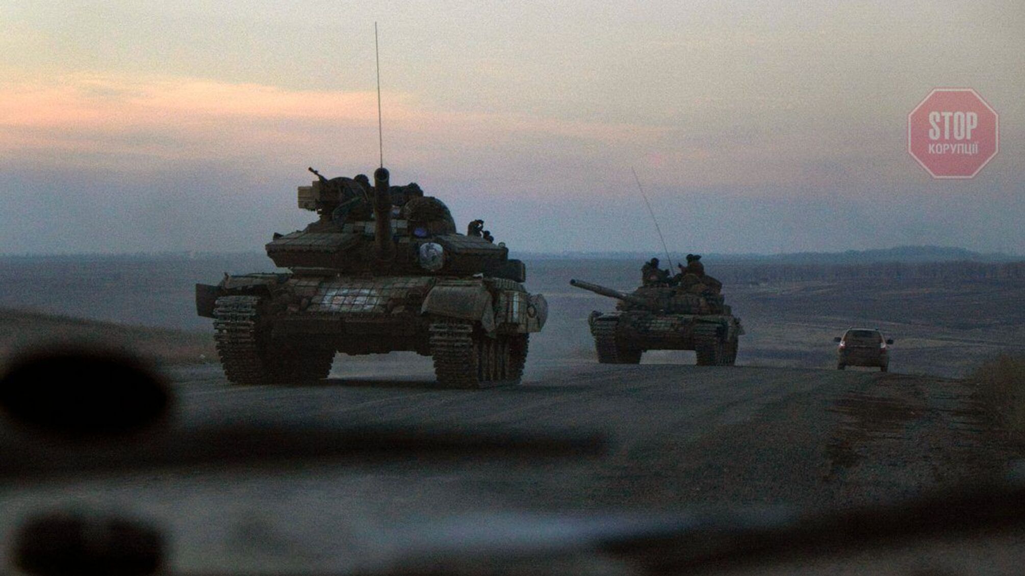 СМИ: В Киевской области российский солдат на танке переехал своего командира
