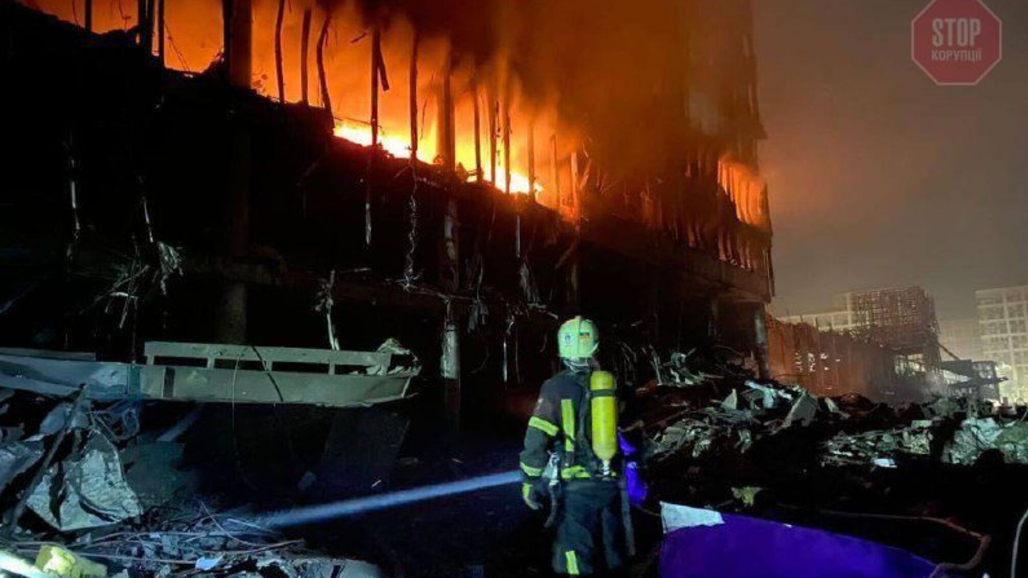 Ночью оккупанты обстреляли торговый центр в Киеве: погибли 8 человек
