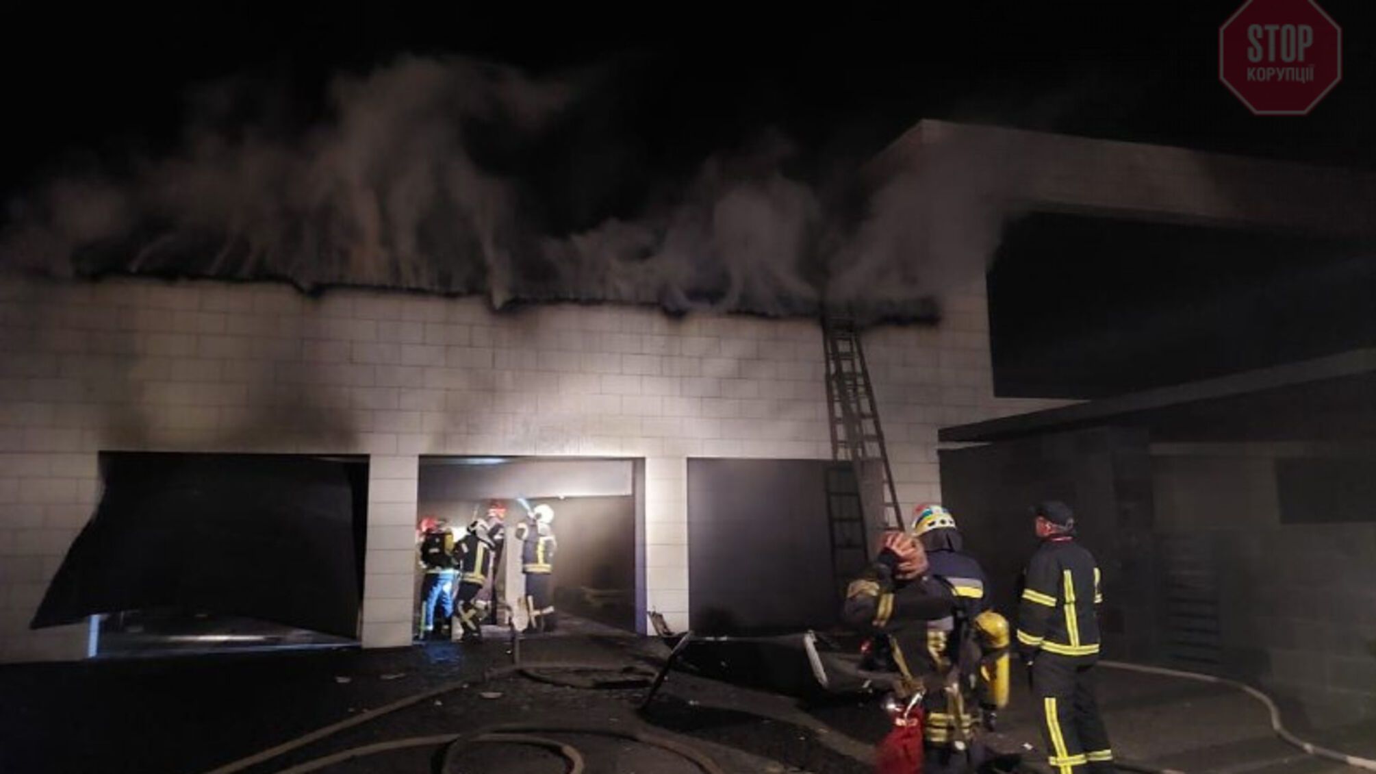 У Києві уламки збитої ракети впали на приватний будинок, почалася пожежа (фото)