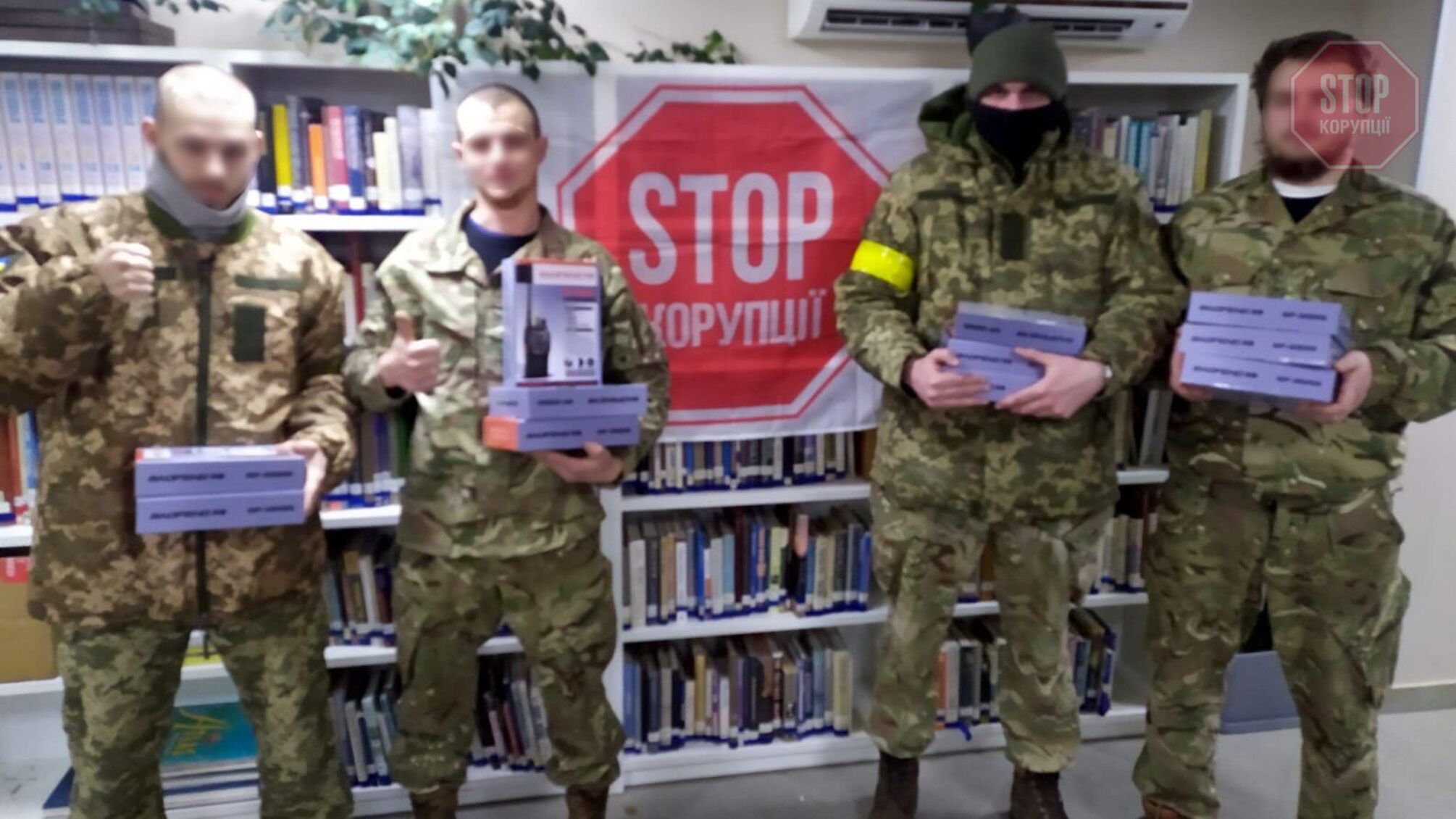 БФ 'Батальон Волонтер' передал киевским защитникам средства спецсвязи (фото)