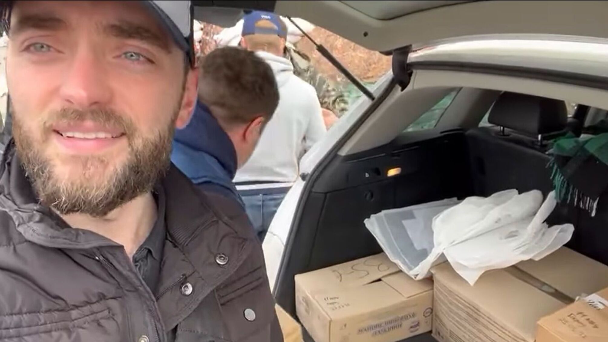 коробки в багажнике