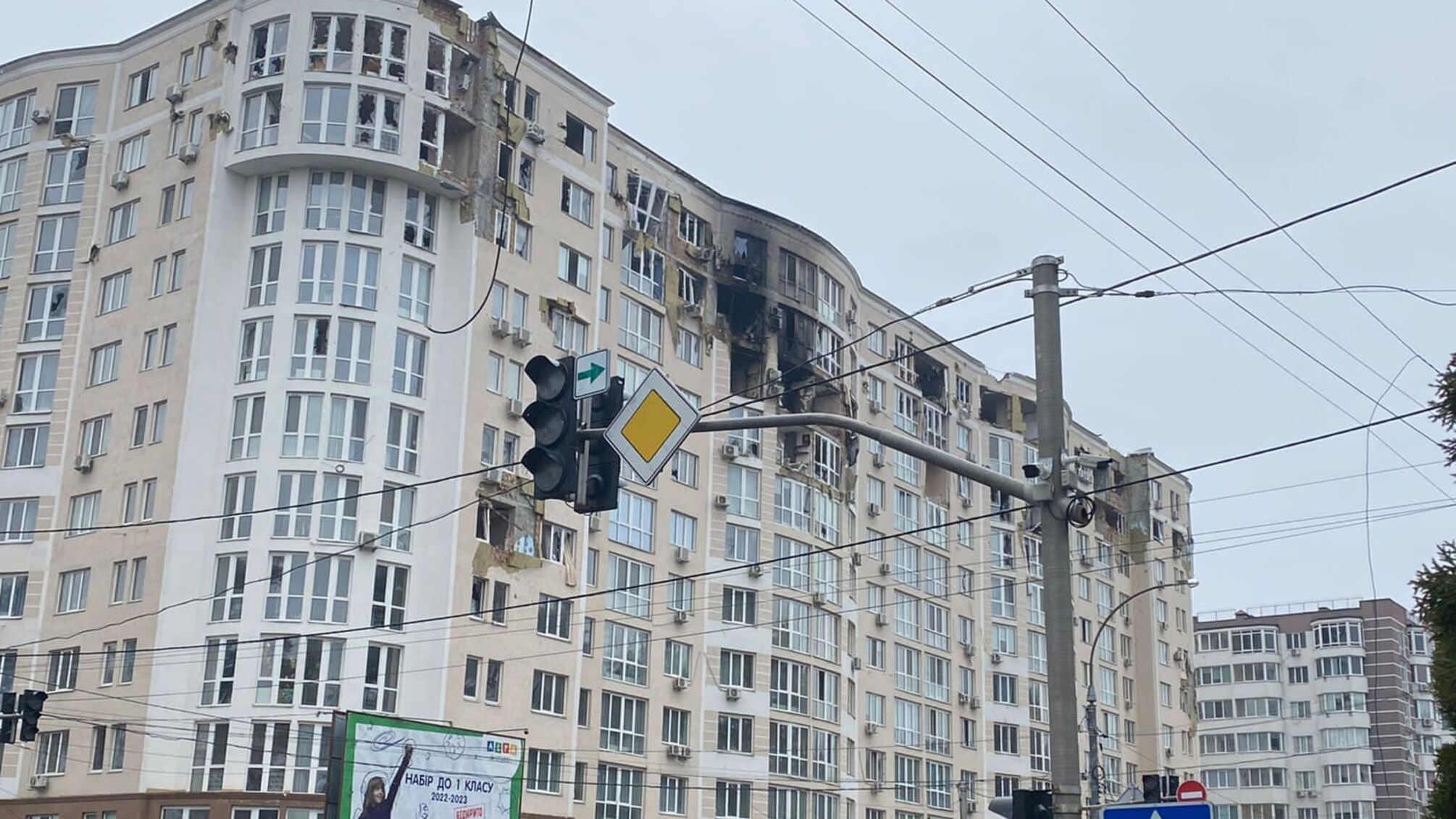 обстріляний будинок