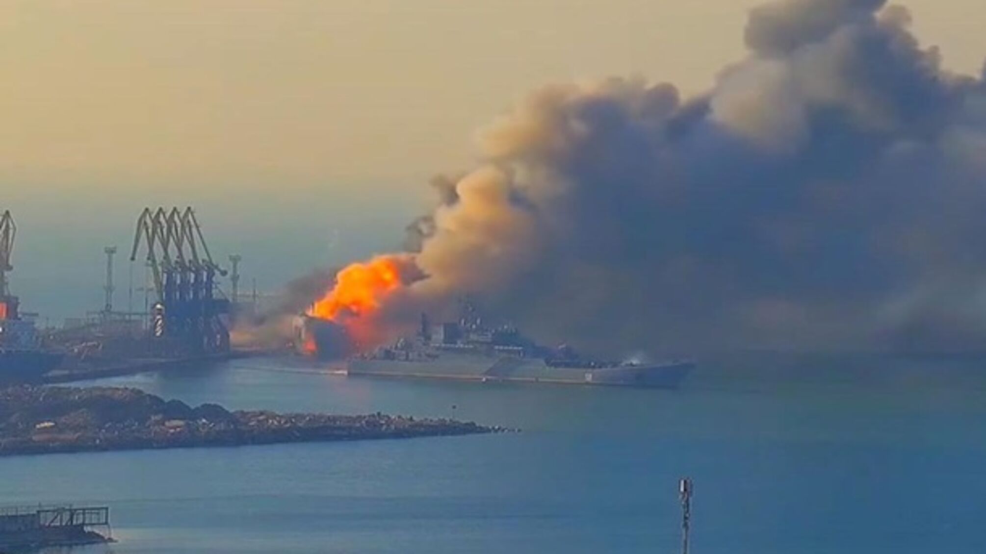 Палає російський корабель