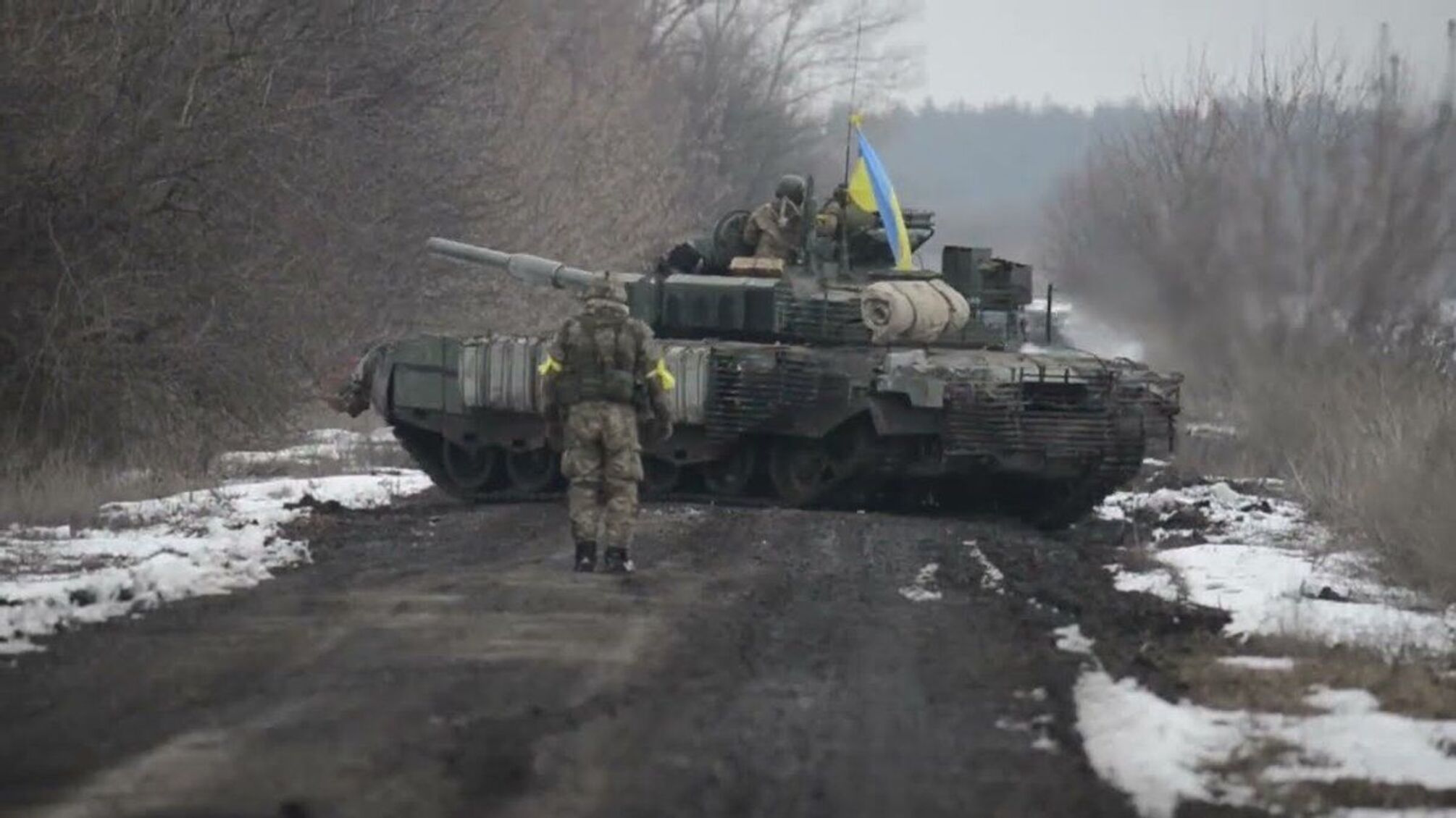 танк рф з українським прапором