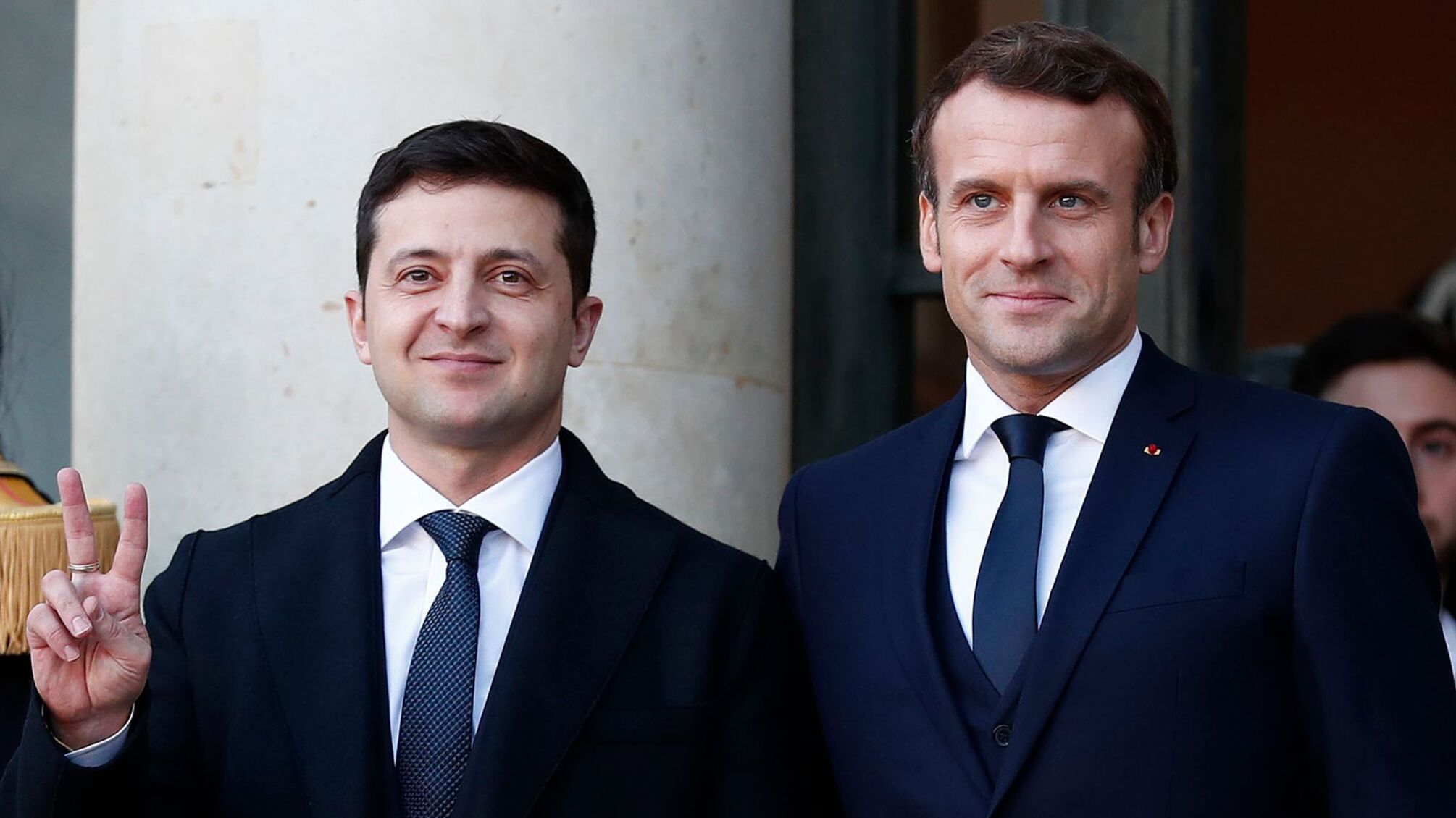 Президент Украины обсудил с главой Франции создание зеленого коридора для Мариуполя