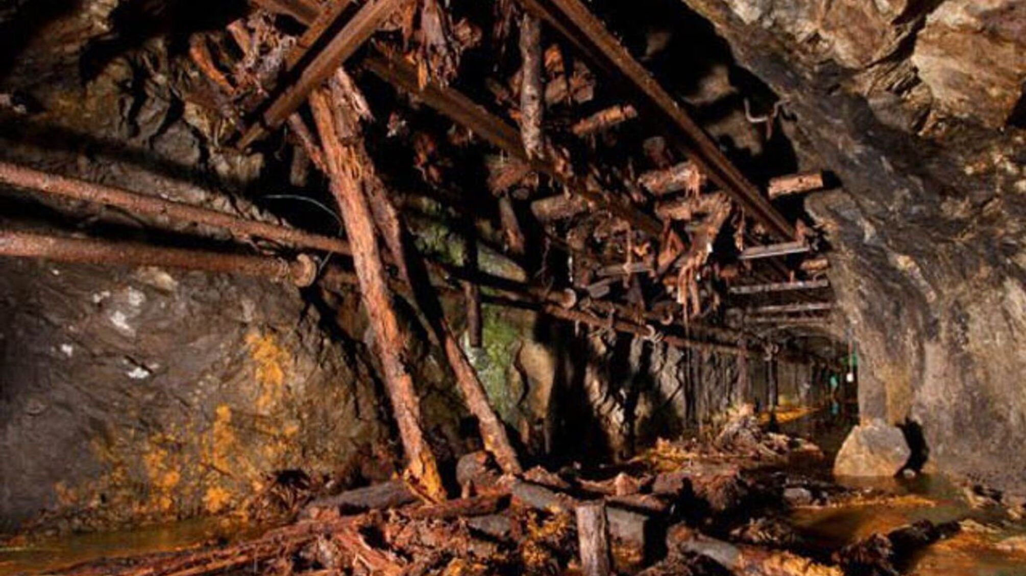 В результате обстрелов в Луганской области затоплены три шахты