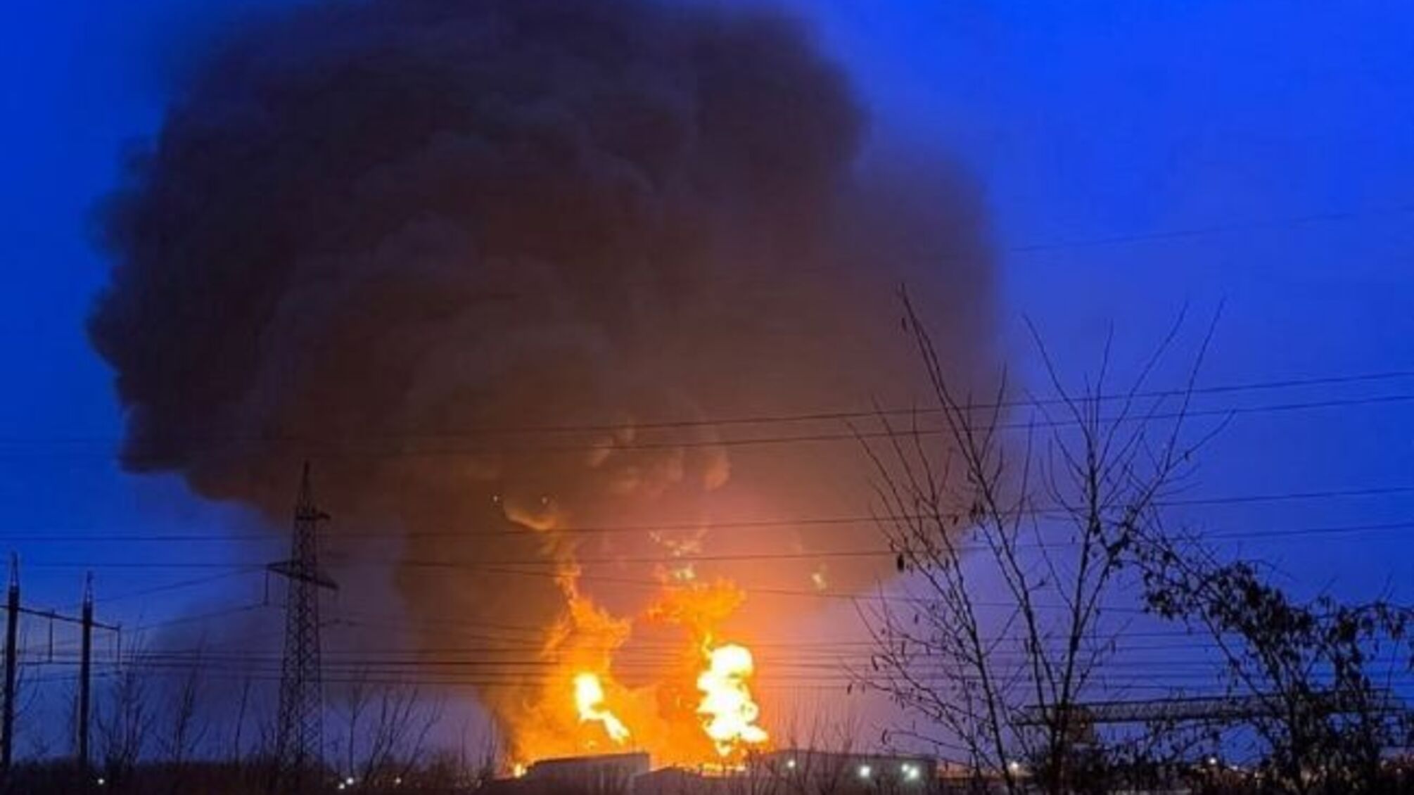 В российском Белгороде горит нефтебаза (видео)
