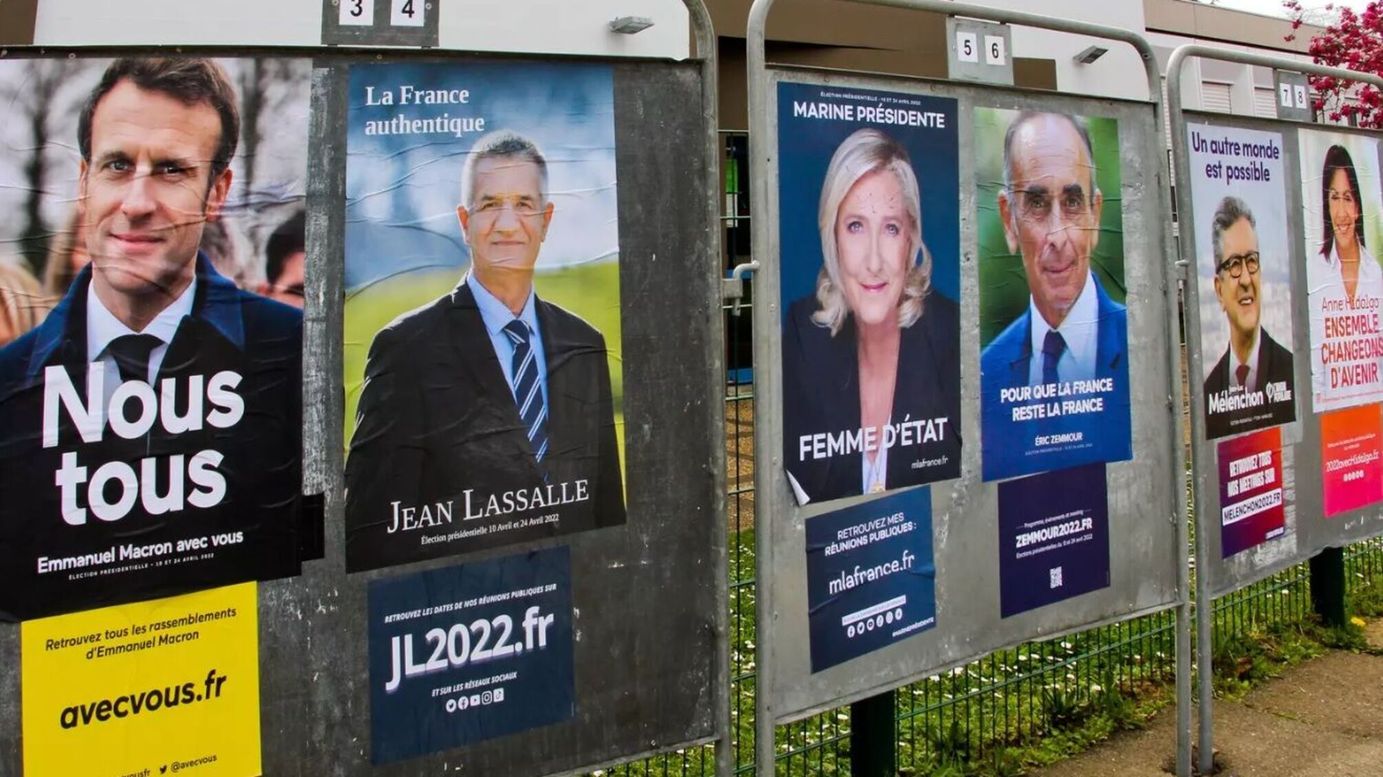 стенд с кандидатами в президенты Франции