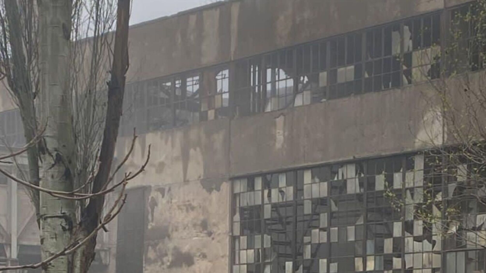 будівля вибиті вікна