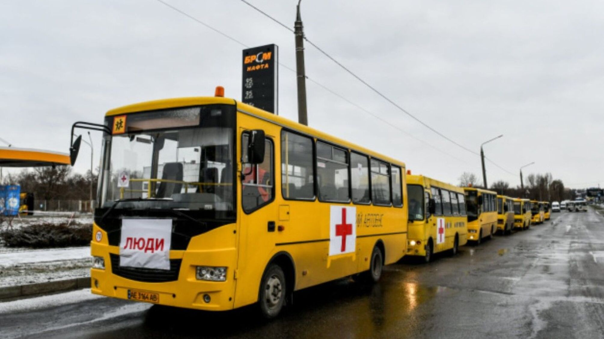 Оккупанты обстреляли эвакуационный автобус в Луганской области