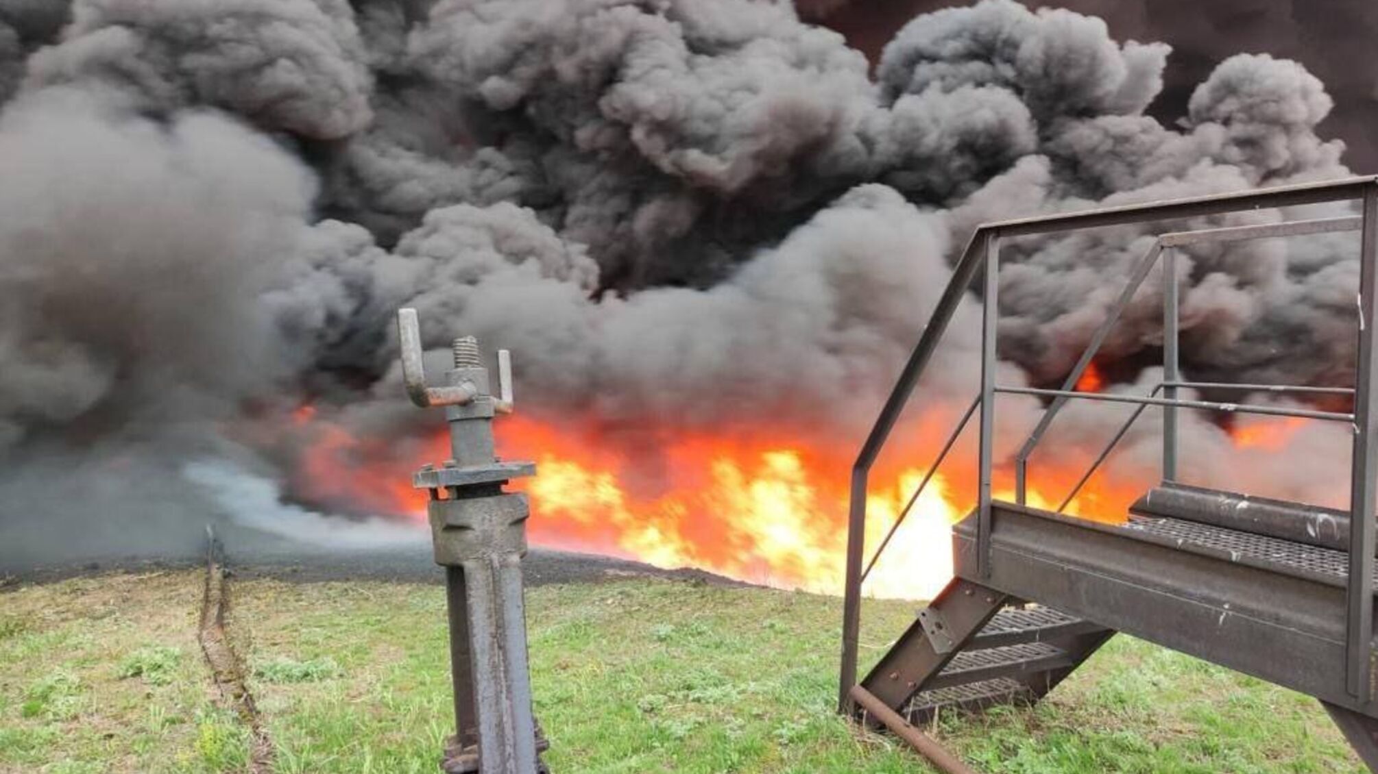 Обстріл Лисичанського нафтопереробного заводу - горить 5000 кв метрів