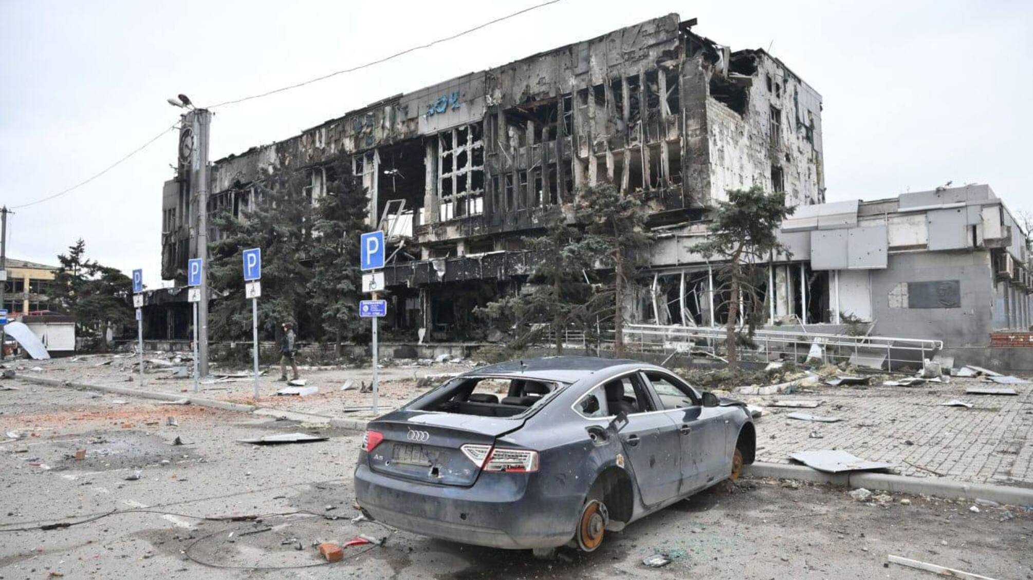 Мариупольский горсовет: армия рф снимает на видео руины города