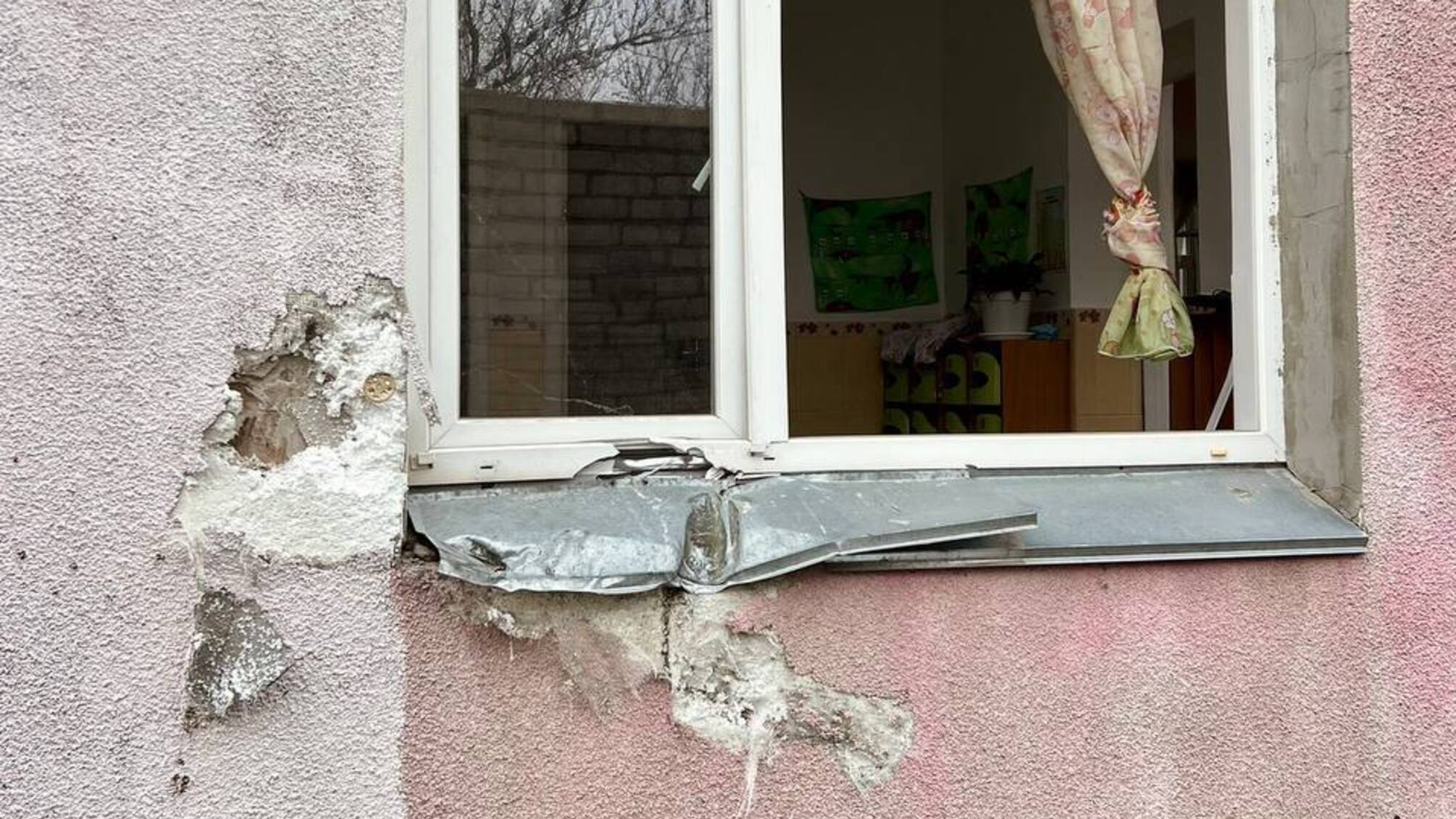 окно с последствиями обстрела рф