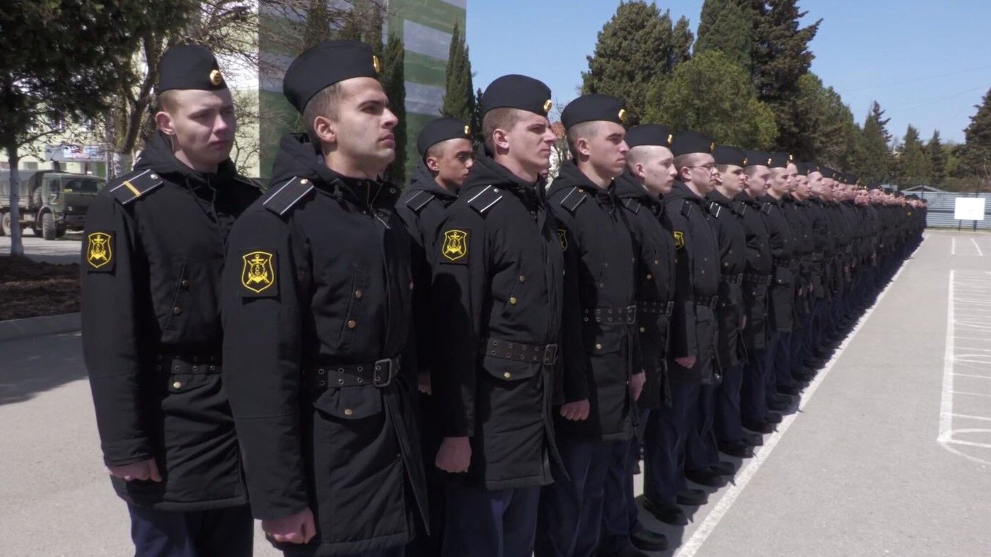 молодые курсанты