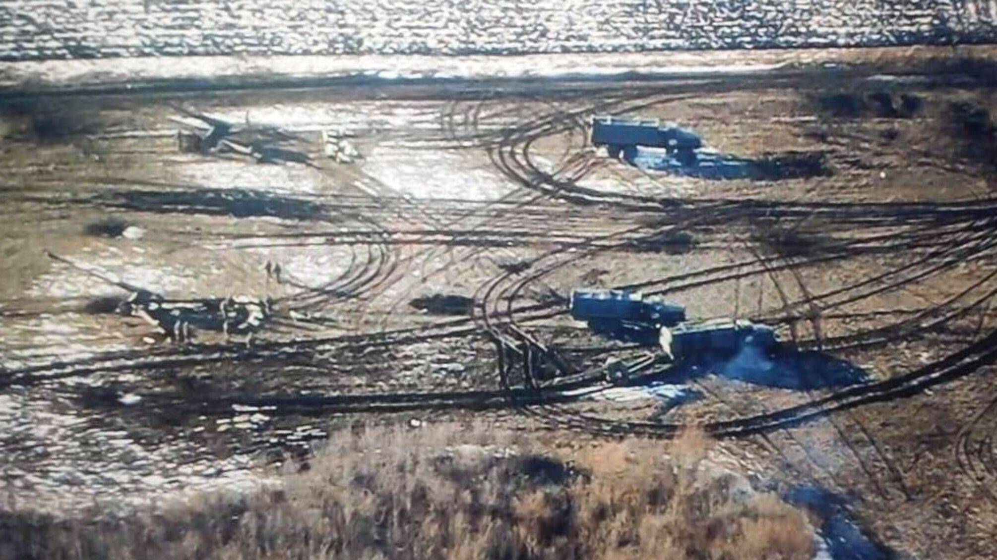 поле остатки вражеской техники