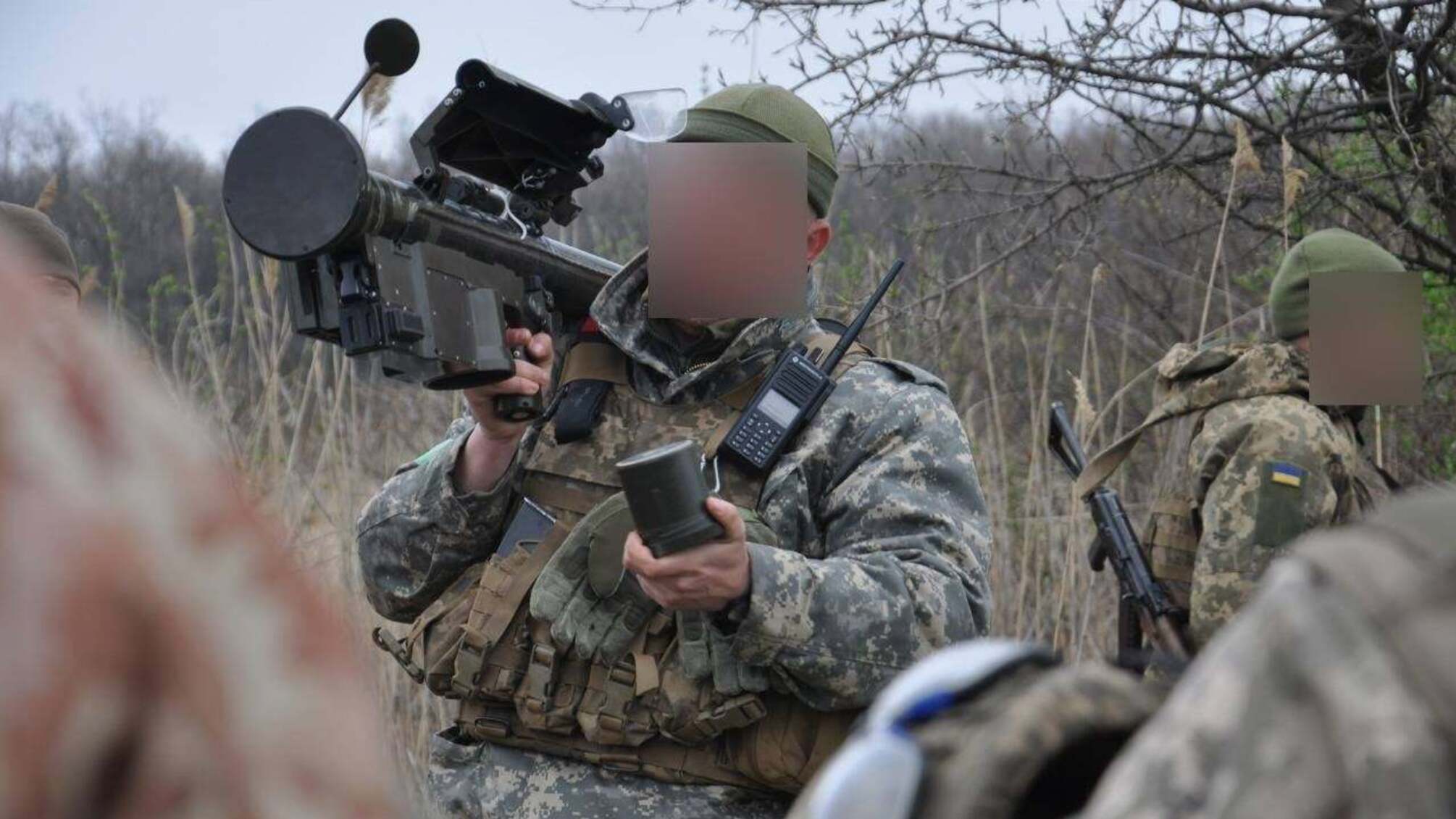 украинский солдат со Стингером