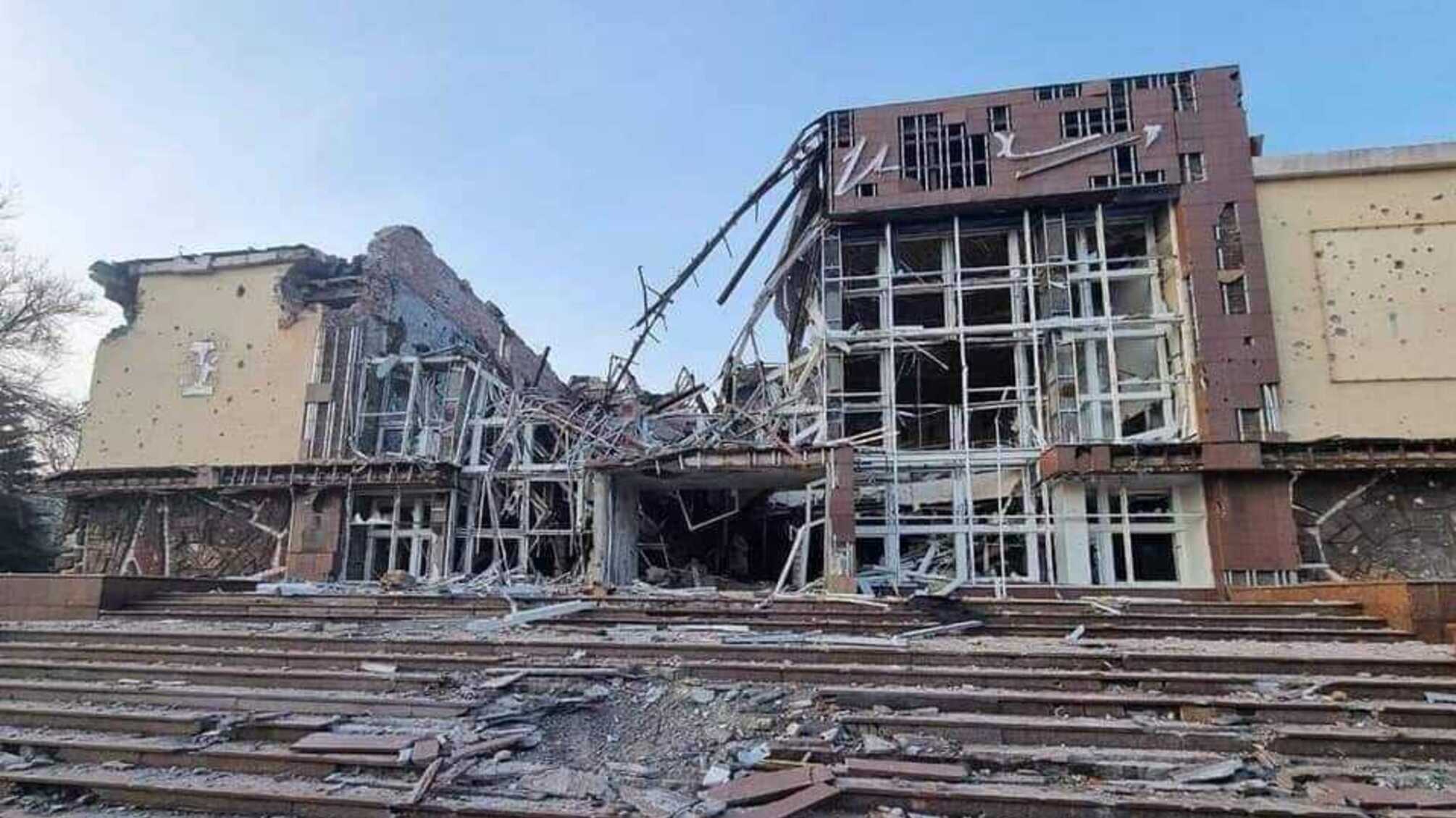 руїни будівлі після обстрілу рф
