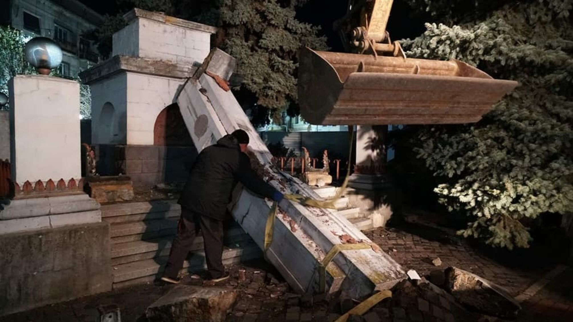 процес демонтажу пам'ятника