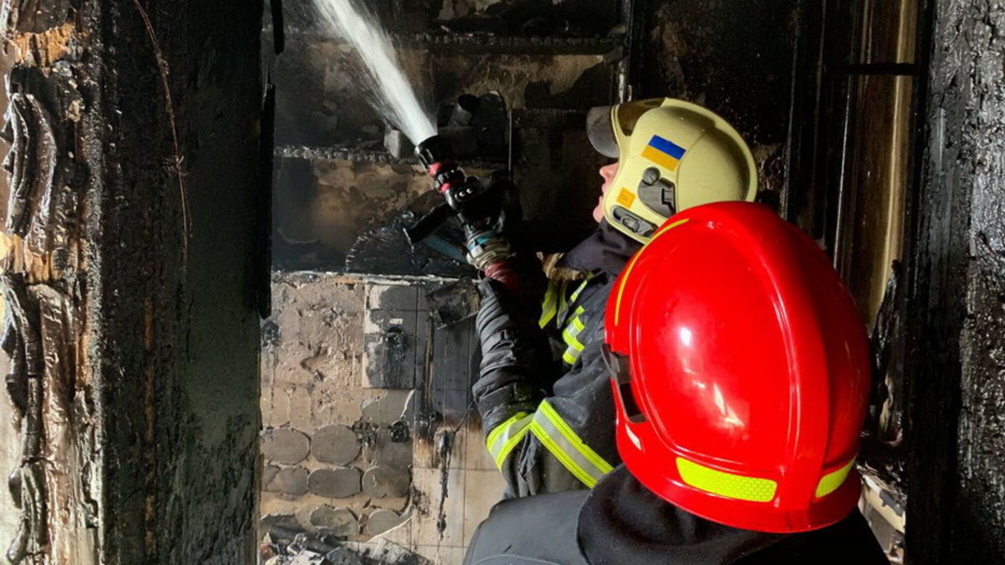 пожарные гасят водой